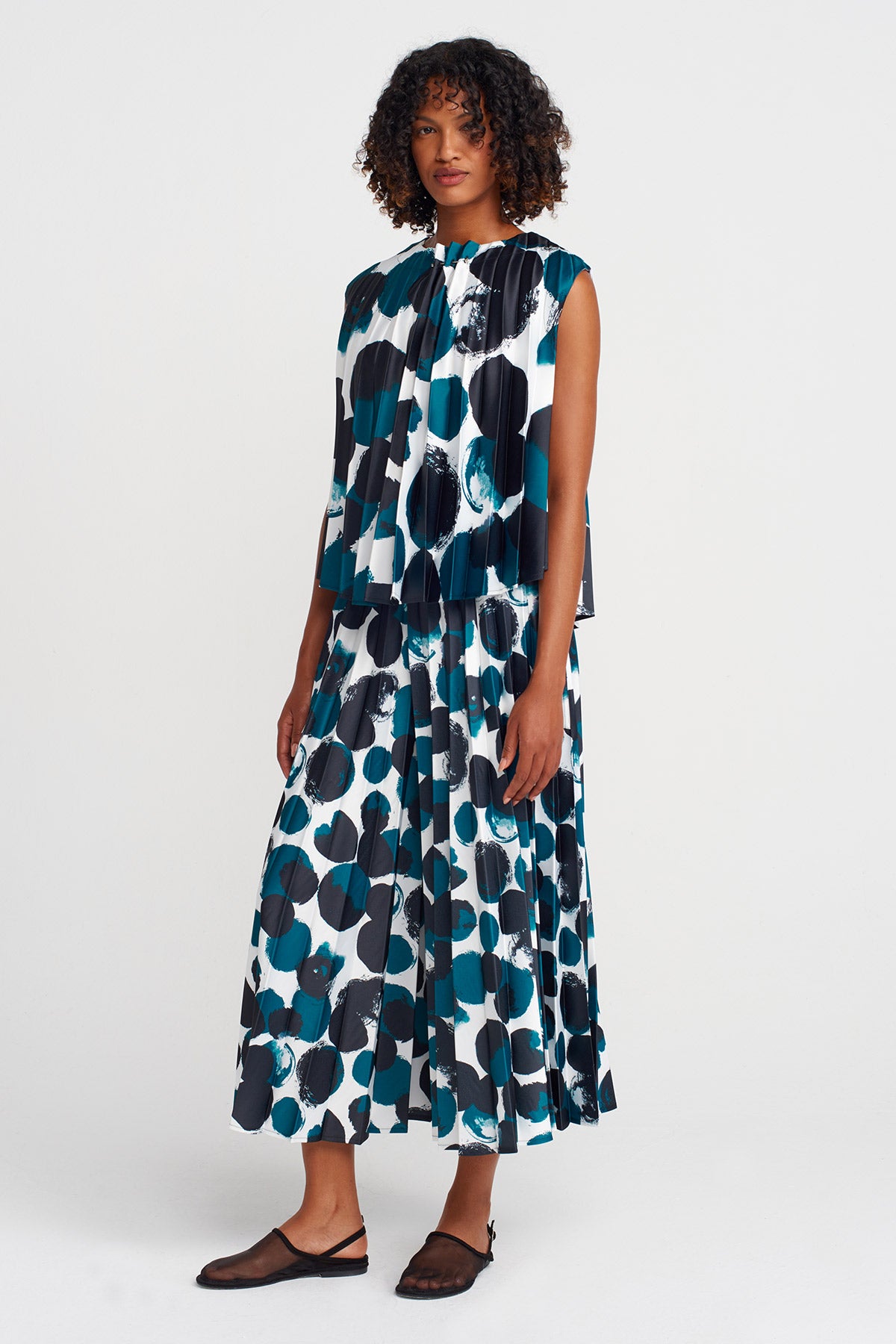 Sleeveless Pleated Blouse with Print-K251011025