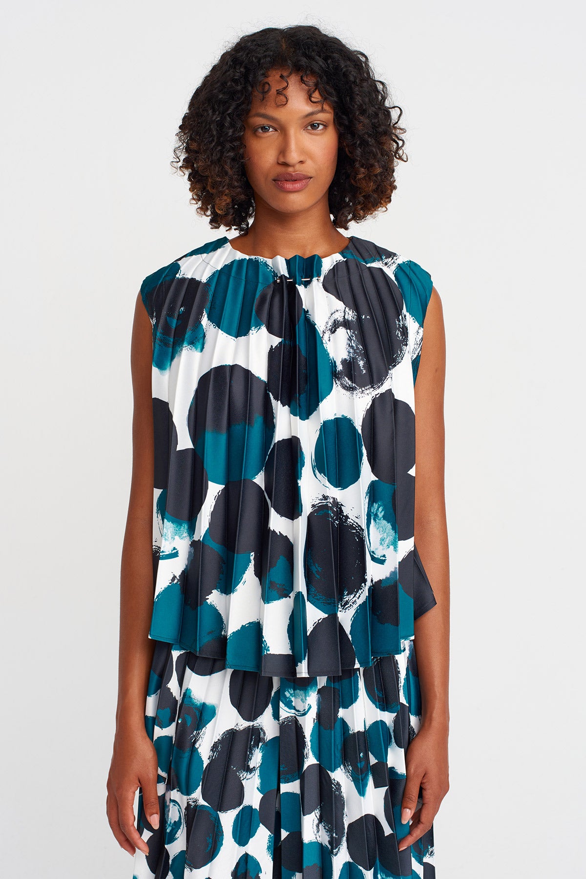 Sleeveless Pleated Blouse with Print-K251011025