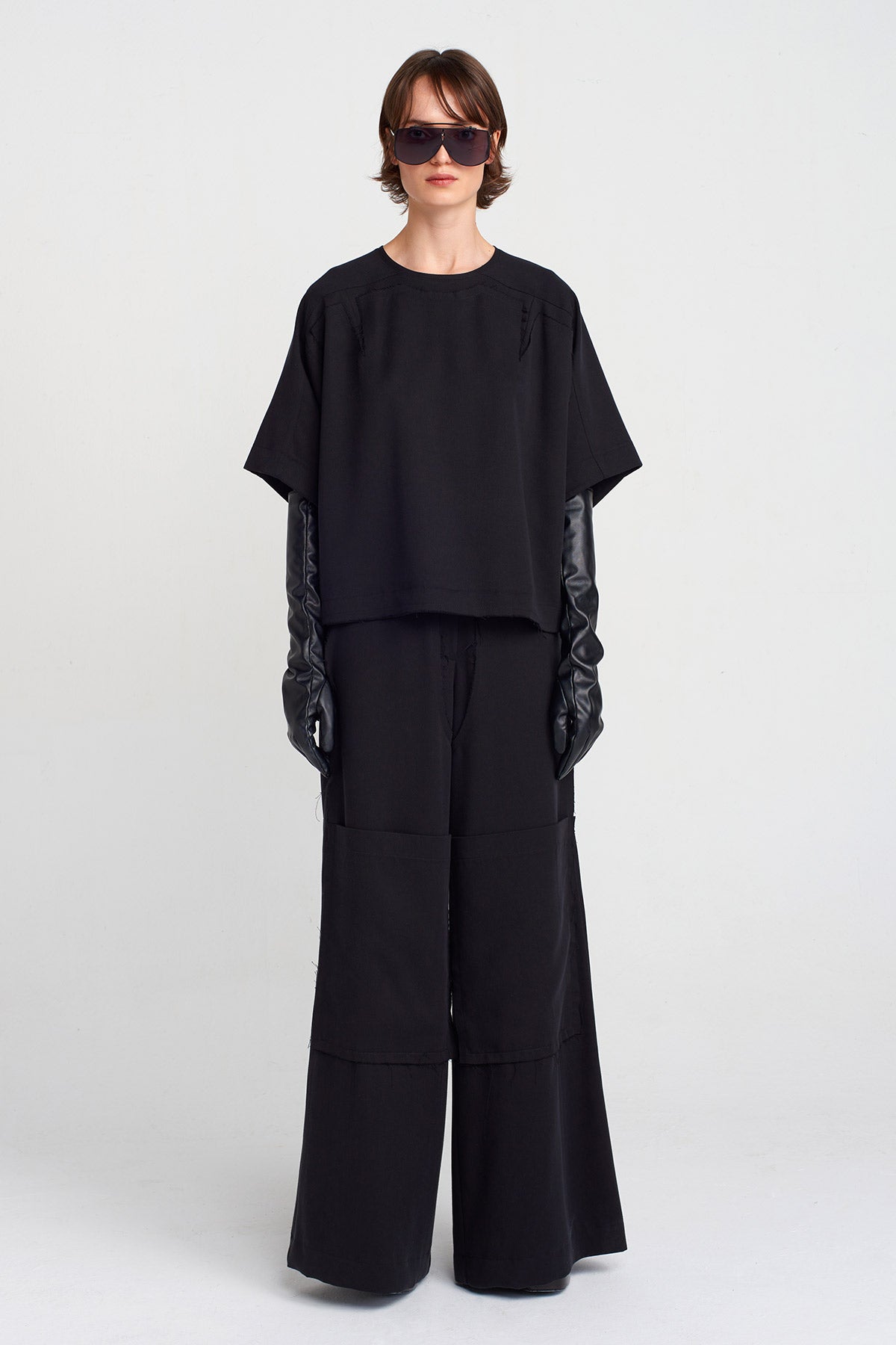 Black Back Button Basic T-Shirt-K251011037