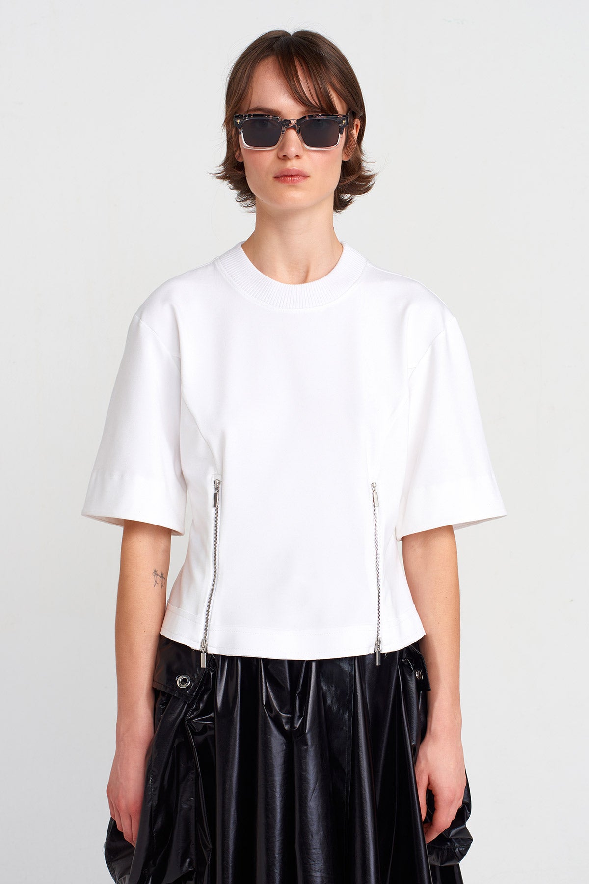 Off White Zip-Detailed Basic T-shirt-K251011042