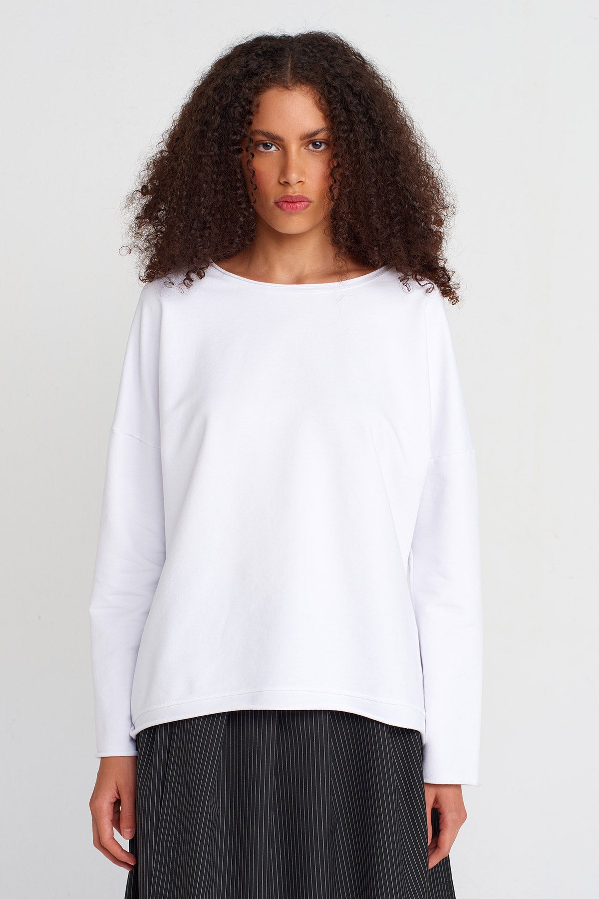 Off White Wide Collar Basic Sweatshirt-K251011061