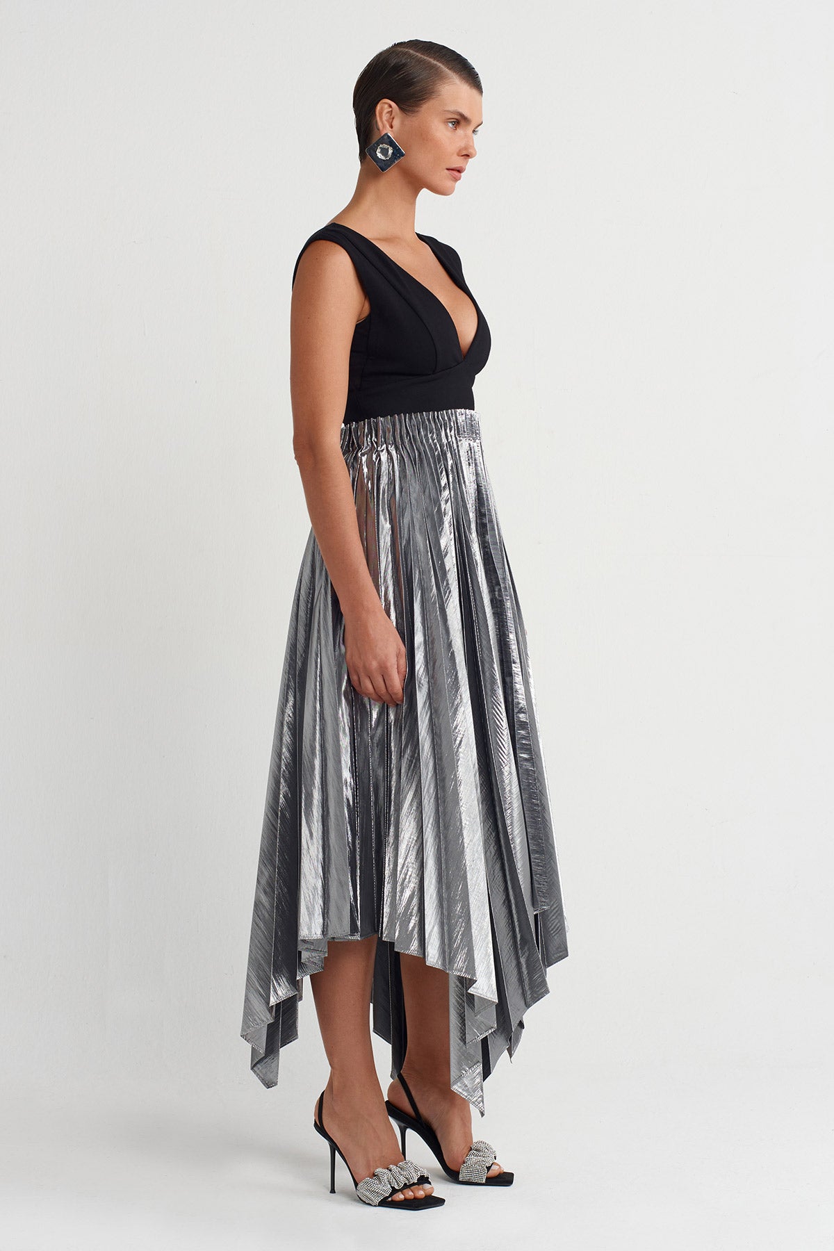 Black/Silver Deep V-Neck Pleated Dress-K254014013