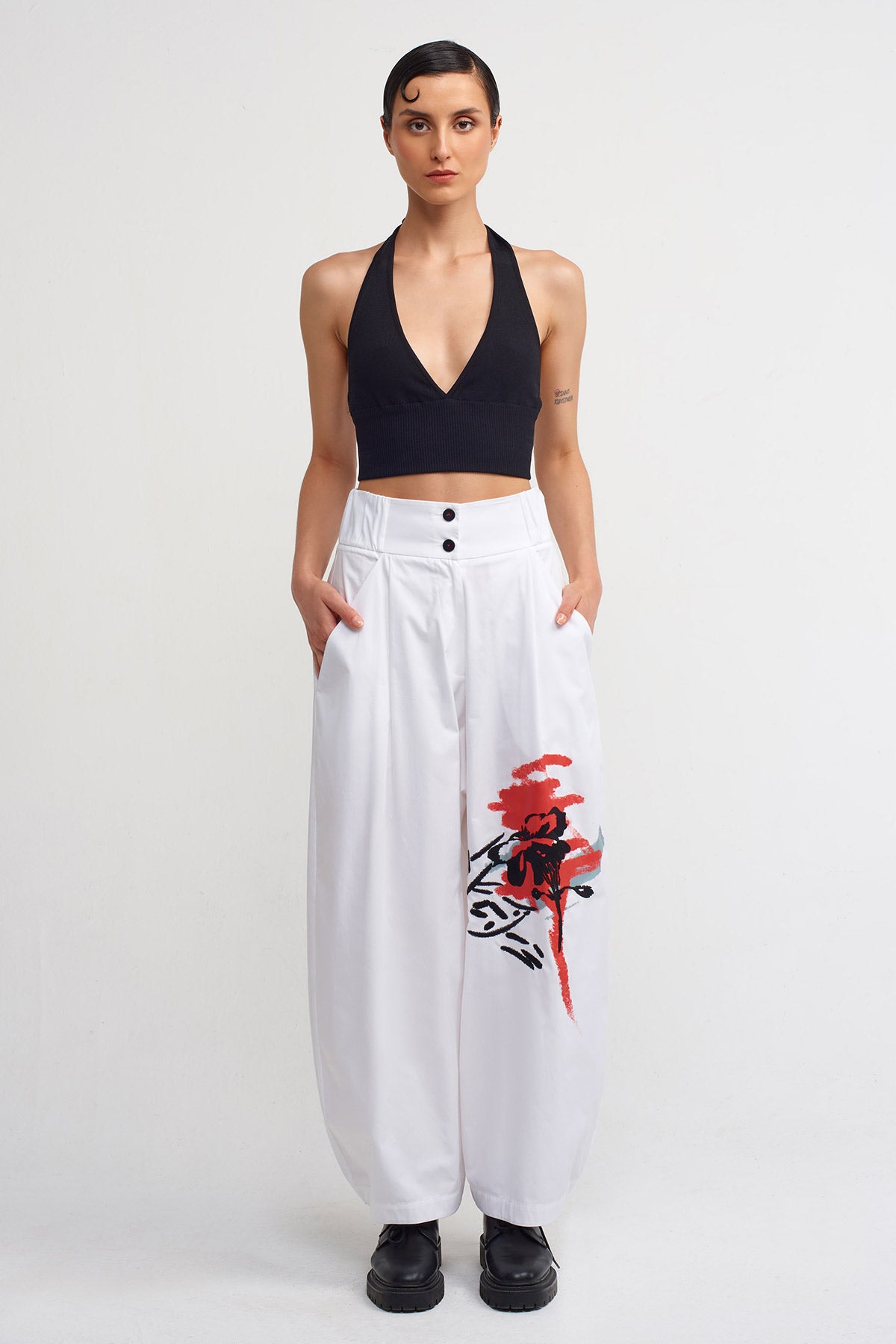 White / Black Print and Embroidery Detailed High-Waisted Pants-Y243013008
