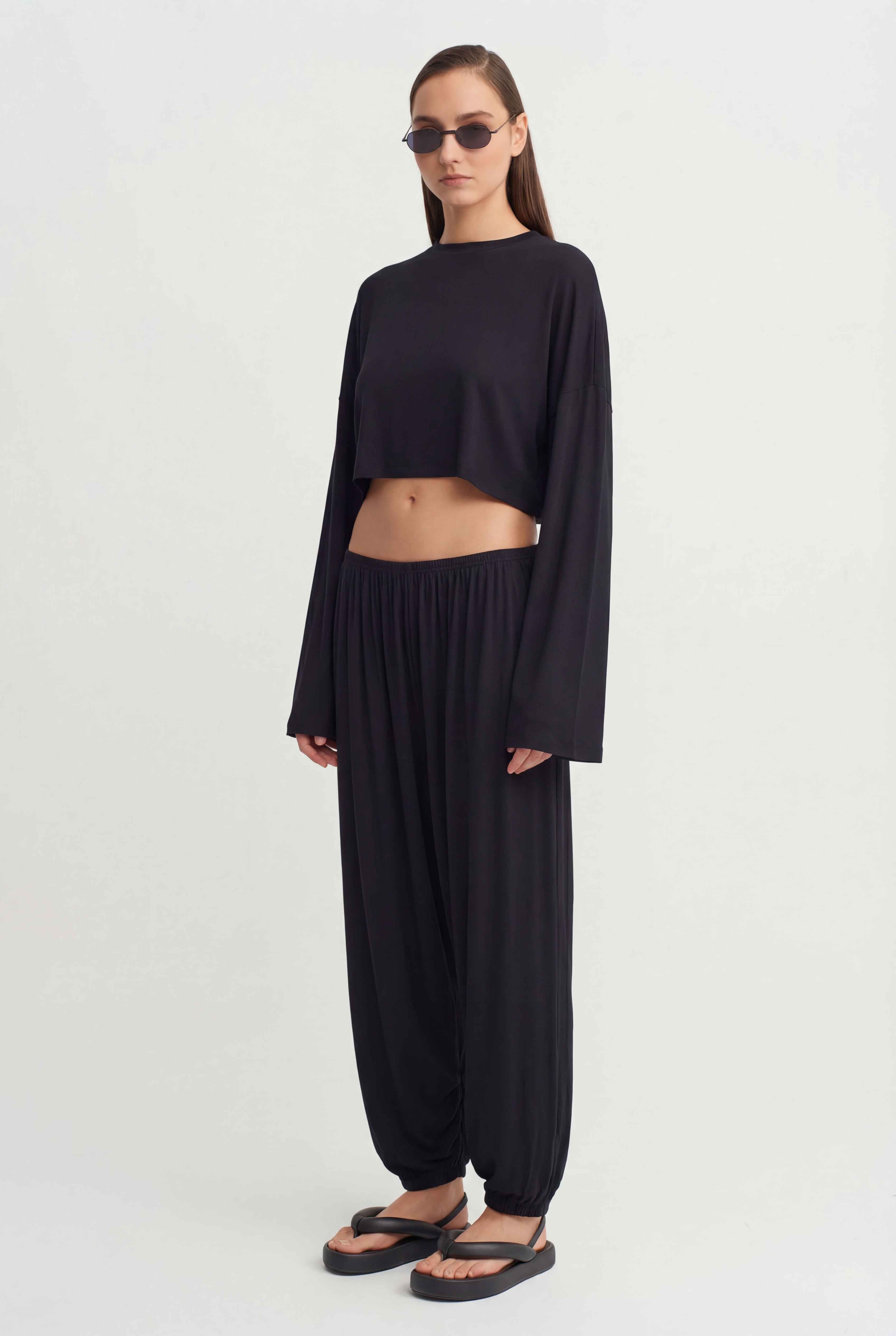 Black Elastic Waist Flowing Trousers-Y263013039