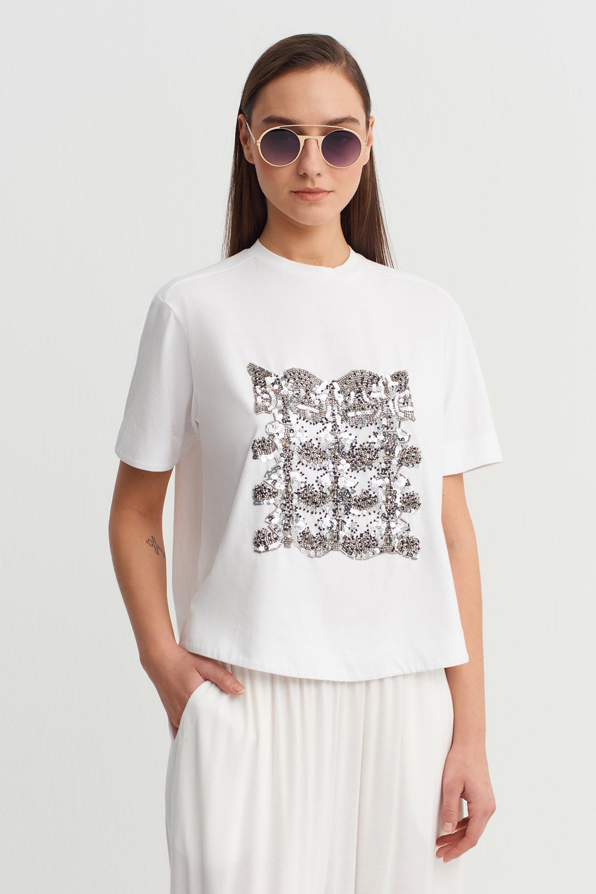 Off White T-Shirt with Embellished Appliqué Detail-Y261011088
