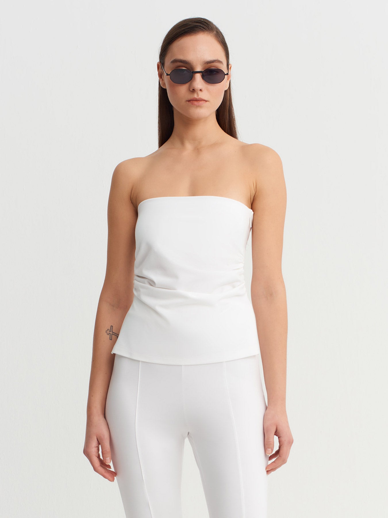 Off White Strapless Basic Top-Y261011098