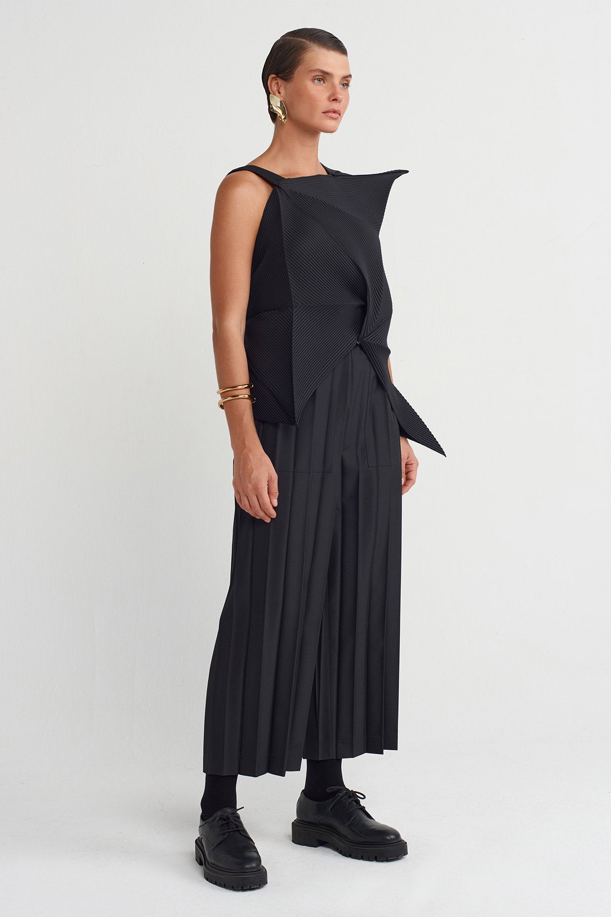 Black Origami-Style Pleated Blouse-Y261011051
