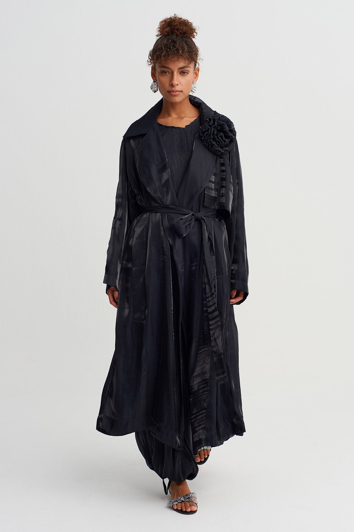 Black Shiny Trench Coat with Floral Shoulder Detail-Y267017005