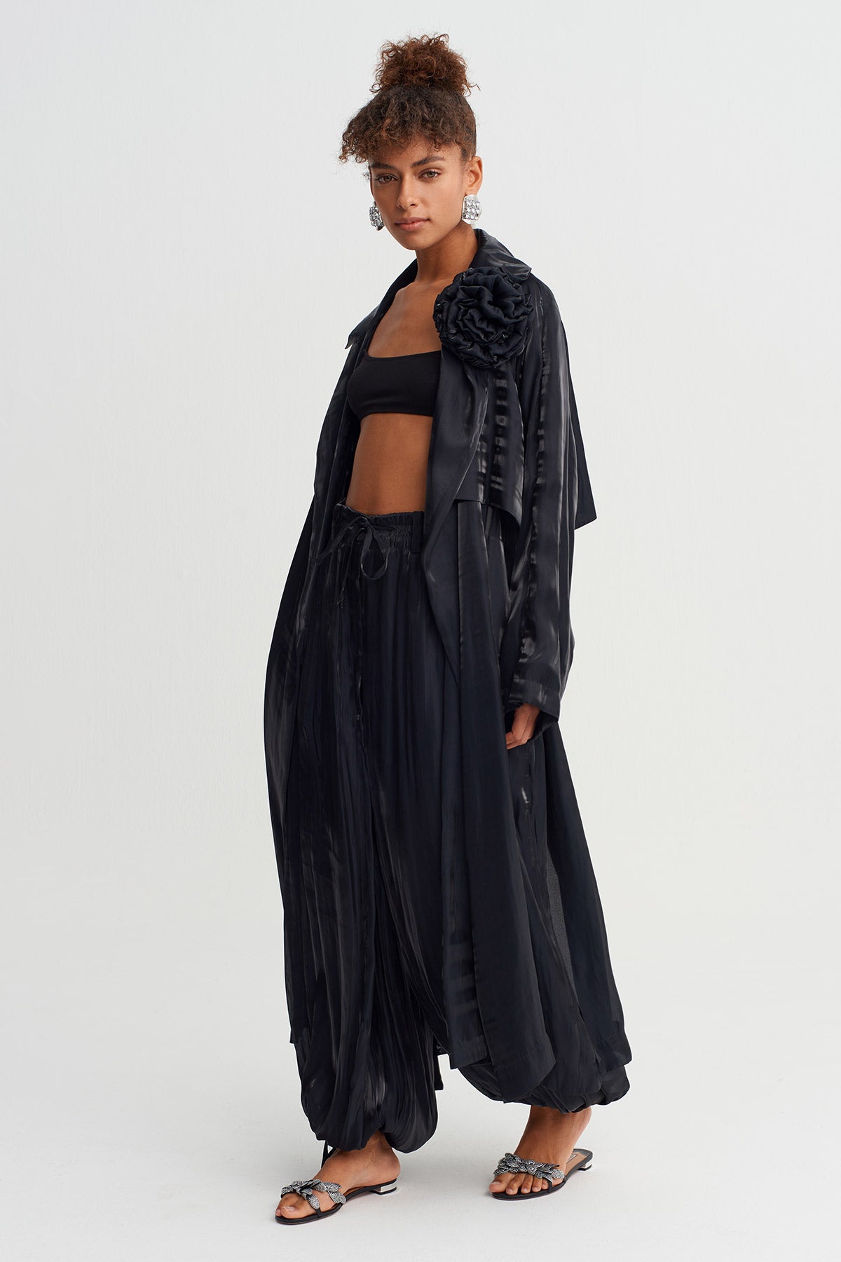 Black Shiny Trench Coat with Floral Shoulder Detail-Y267017005