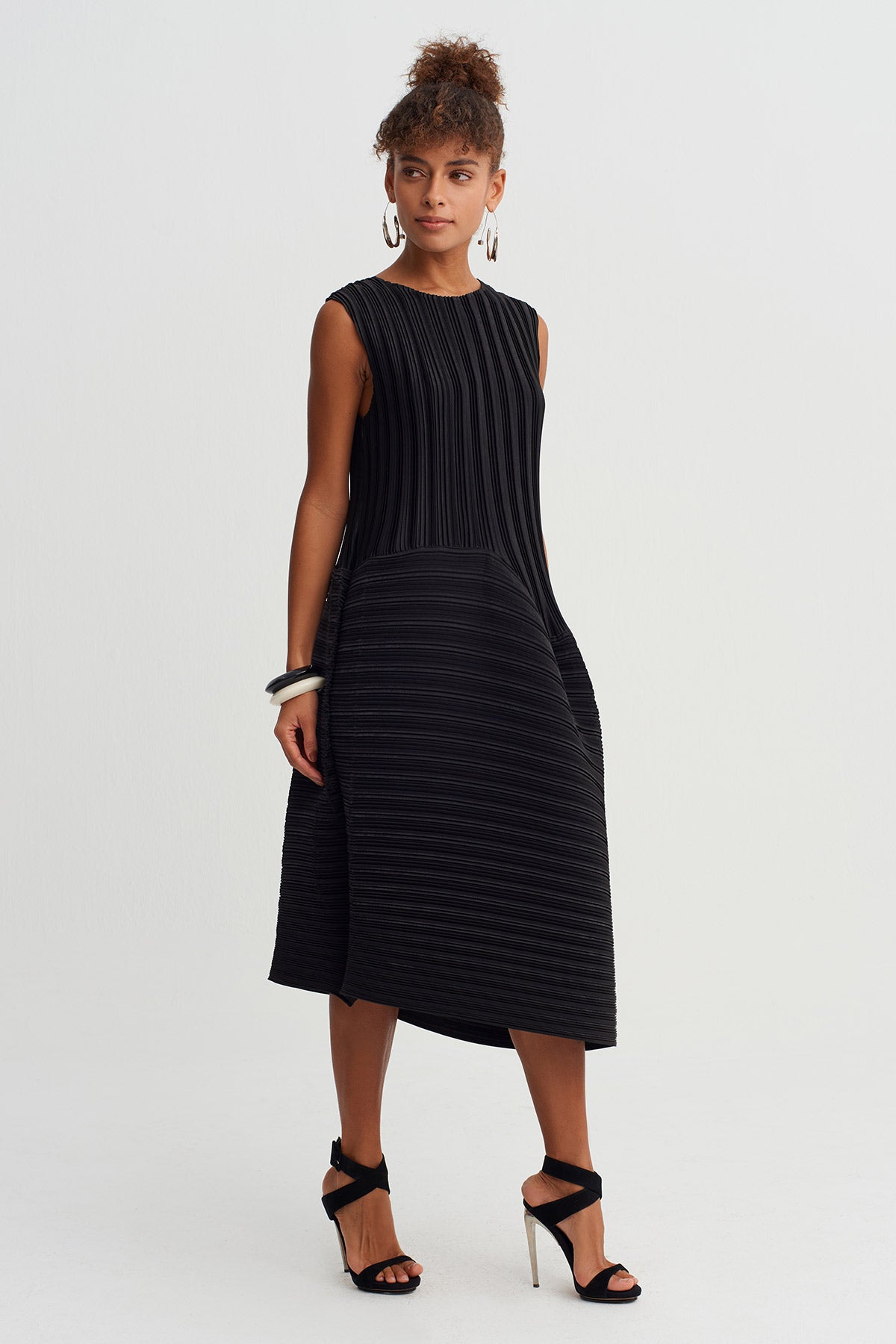 Black Sleeveless Pleated Asymmetric Dress-Y264014052