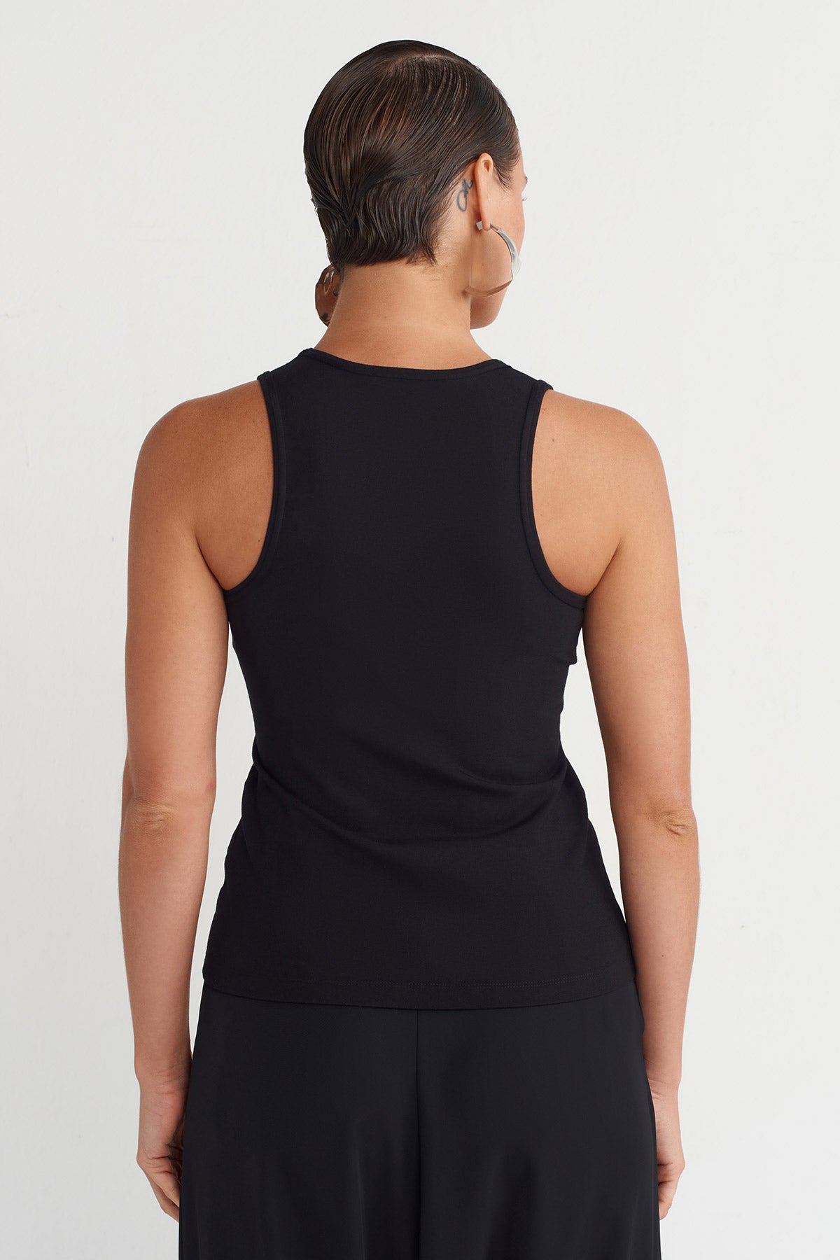 Black Elegant U-Neck Tank Top-K251011014