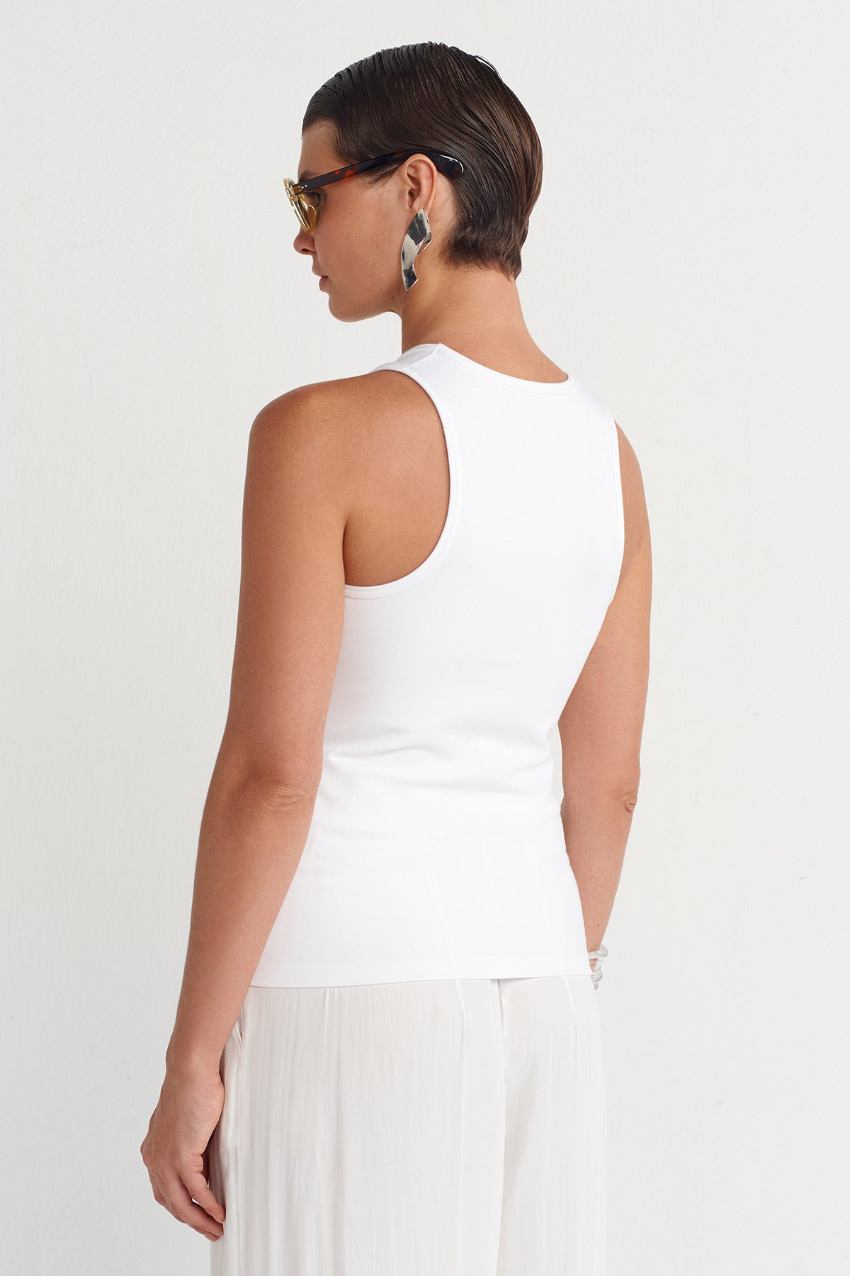 Off White Elegant U-Neck Tank Top-K251011014