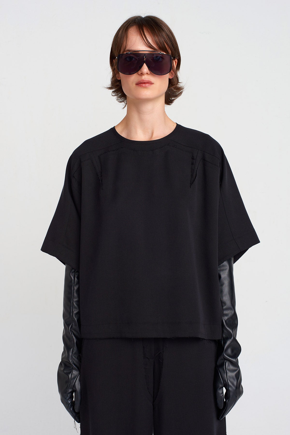 Black Back Button Basic T-Shirt-K251011037