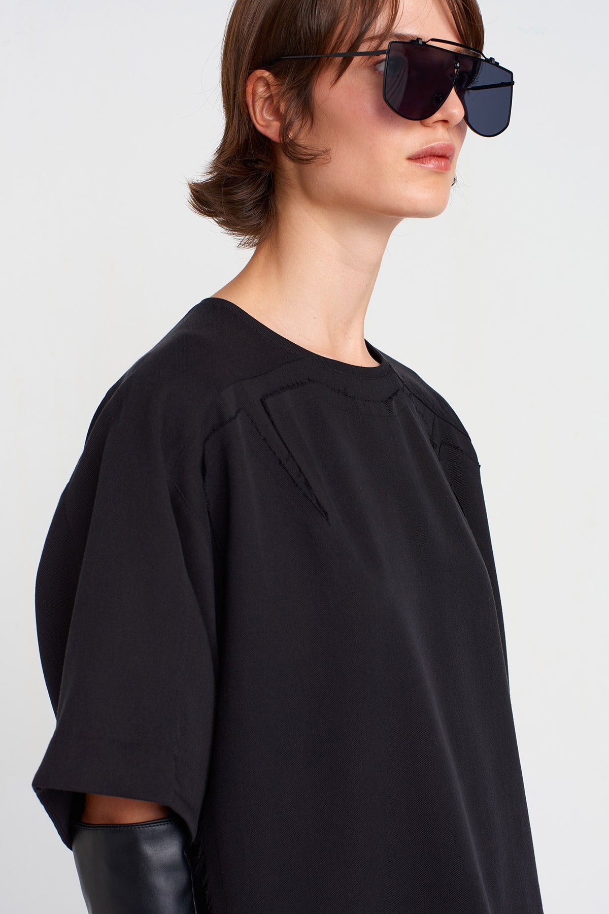 Black Back Button Basic T-Shirt-K251011037