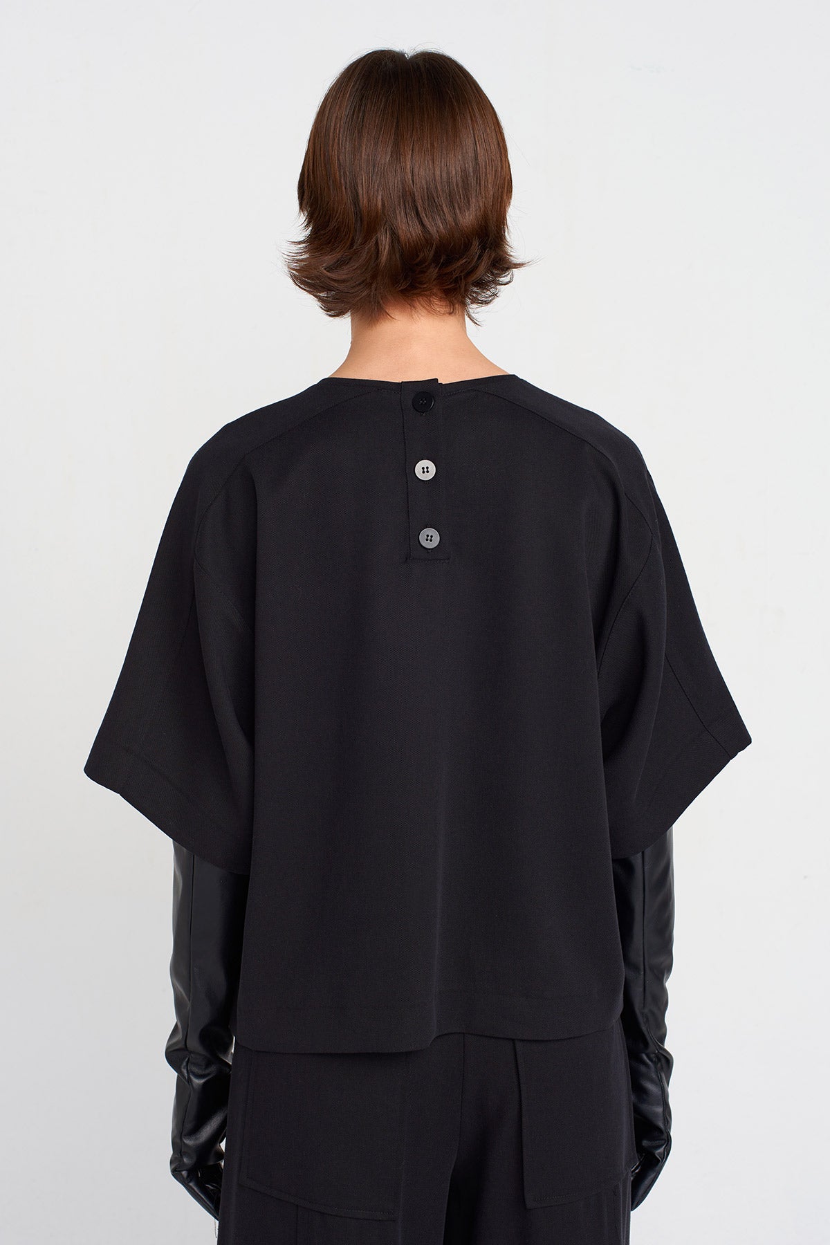 Black Back Button Basic T-Shirt-K251011037
