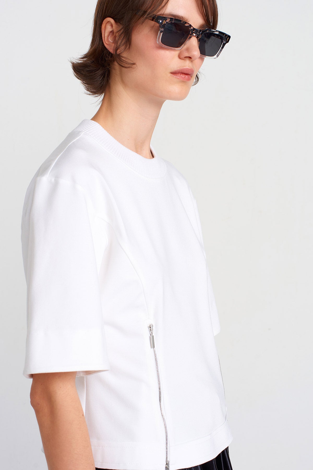 Off White Zip-Detailed Basic T-shirt-K251011042