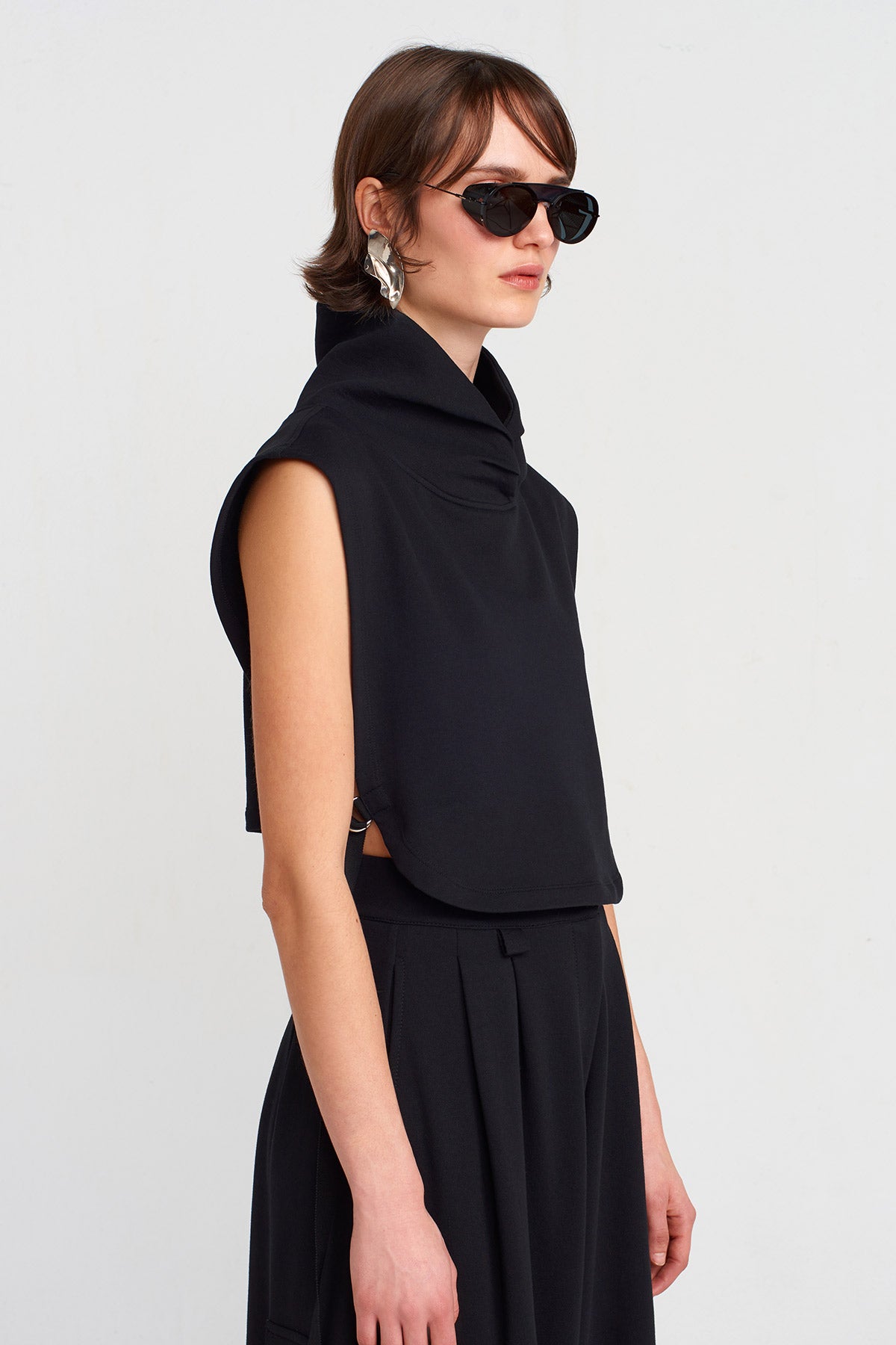 Black Collared Sleeveless Black T-shirt with Adjustable Side Ties-K251011045