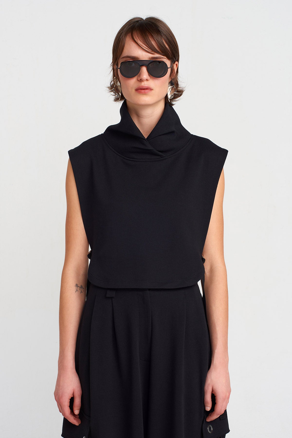Black Collared Sleeveless Black T-shirt with Adjustable Side Ties-K251011045