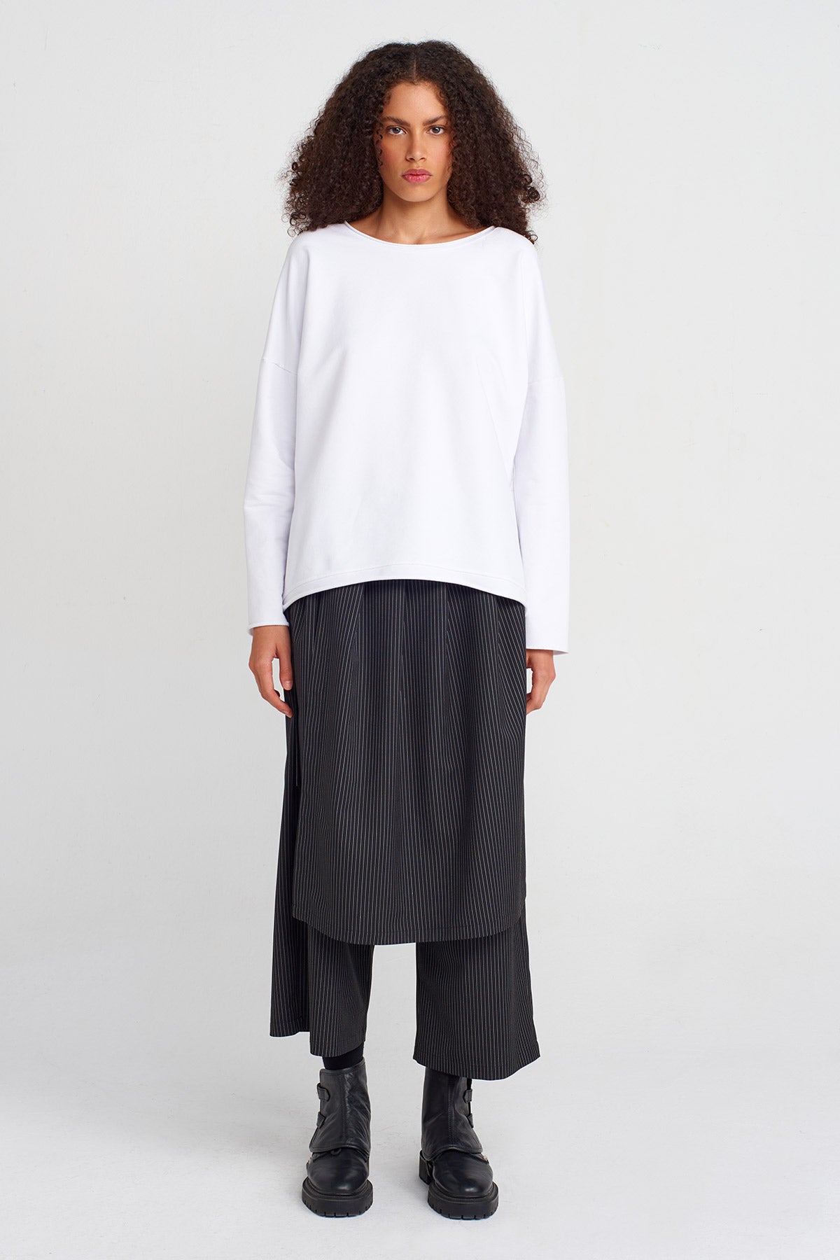 Off White Wide Collar Basic Sweatshirt-K251011061