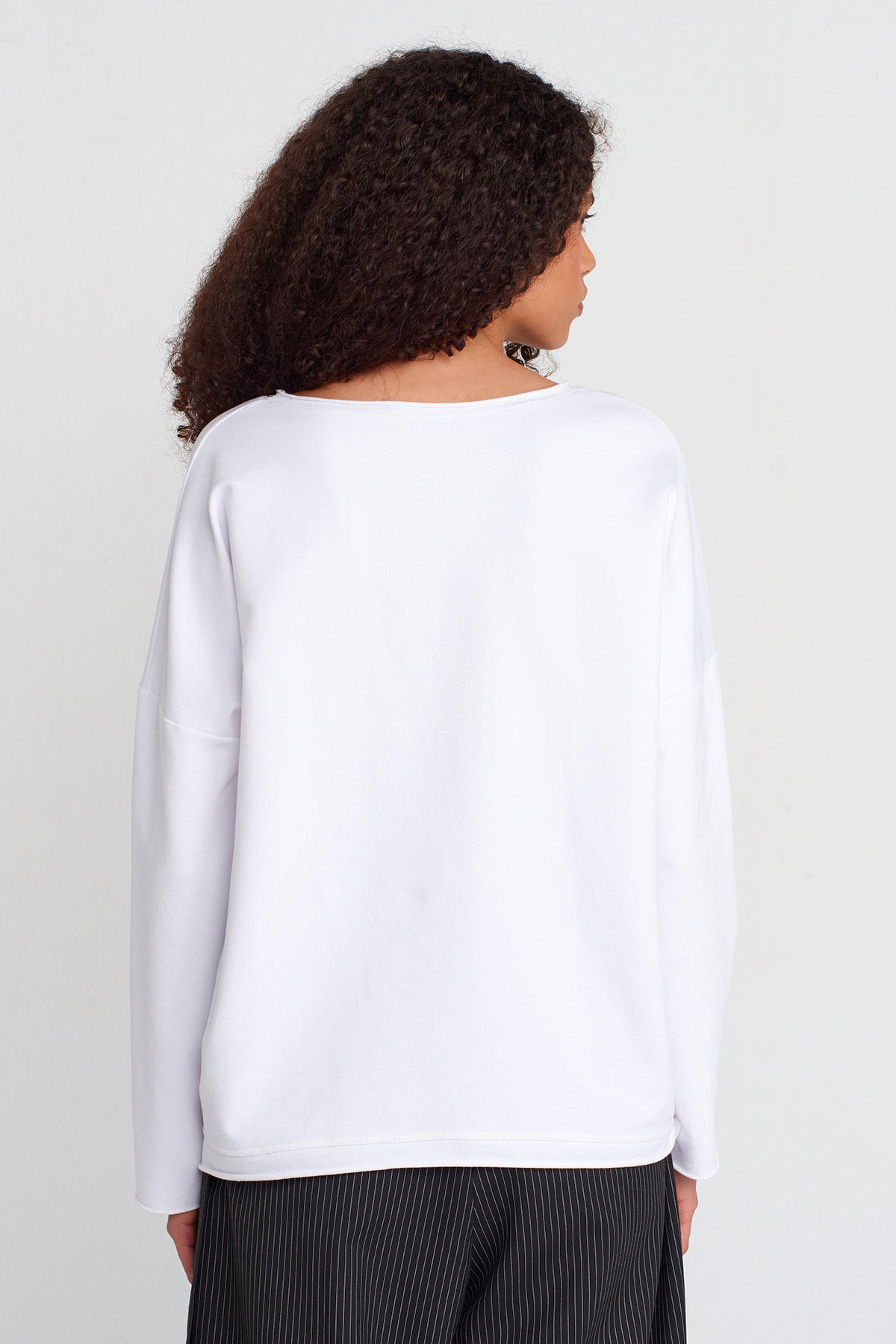 Off White Wide Collar Basic Sweatshirt-K251011061