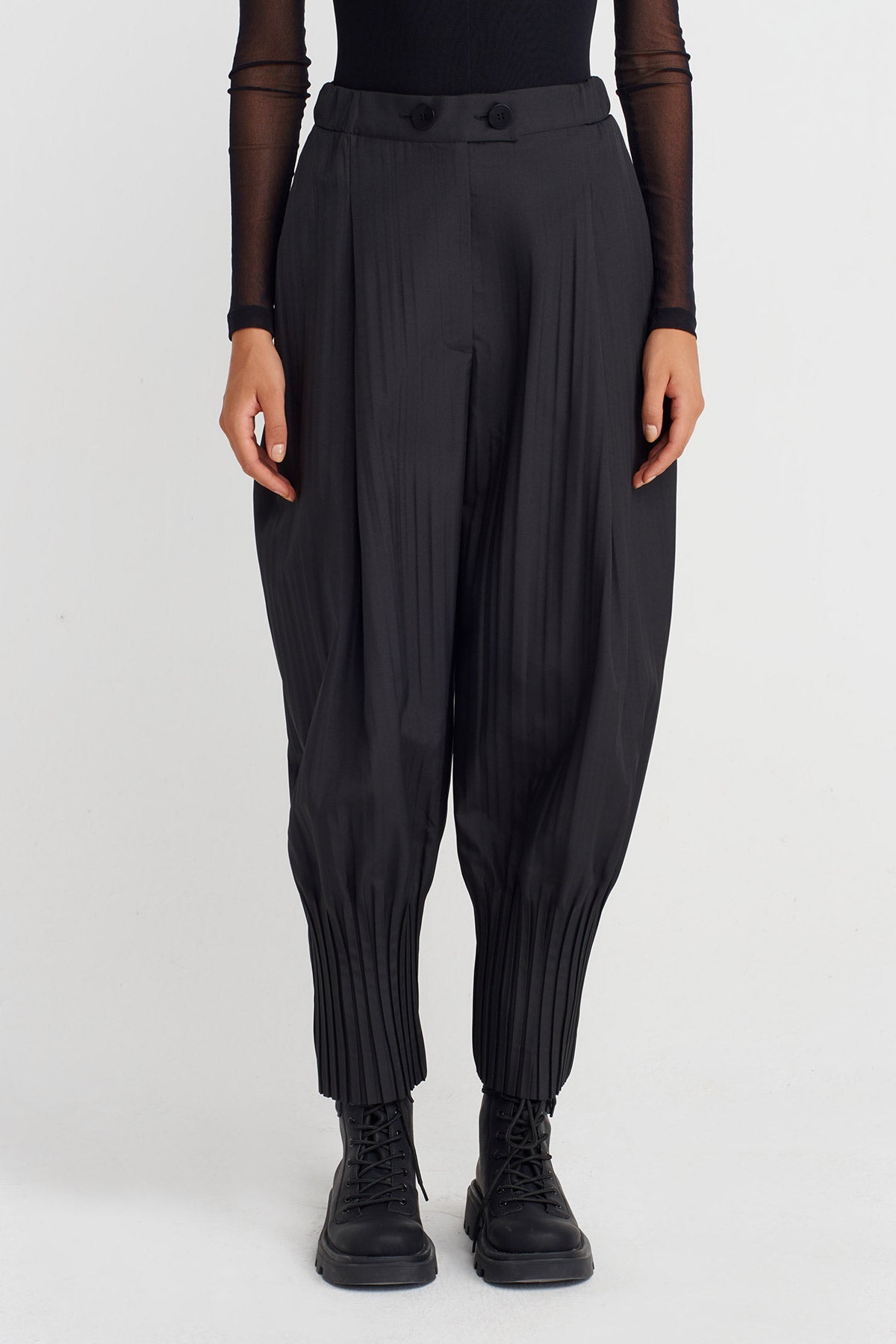 Black Pleated Hem Trousers-K253013046