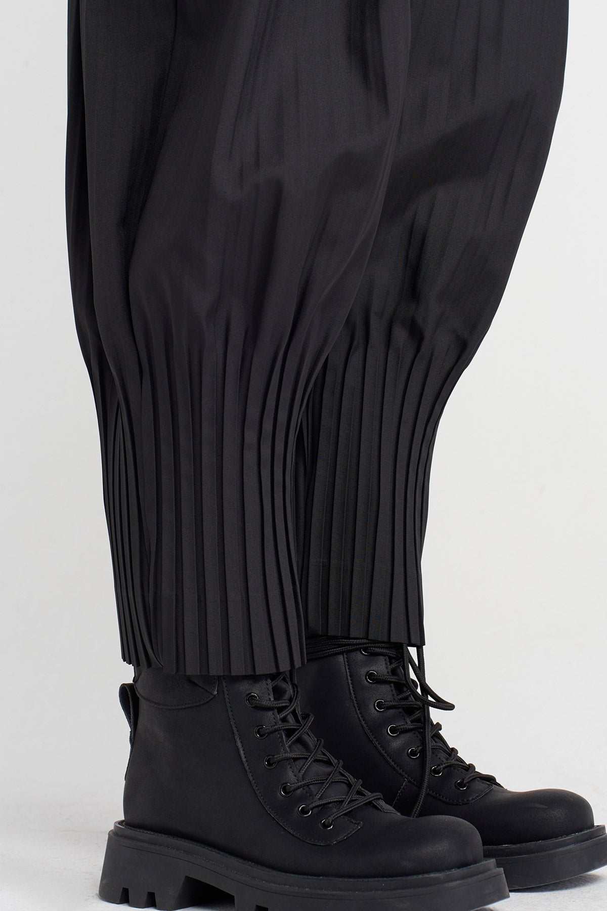 Black Pleated Hem Trousers-K253013046
