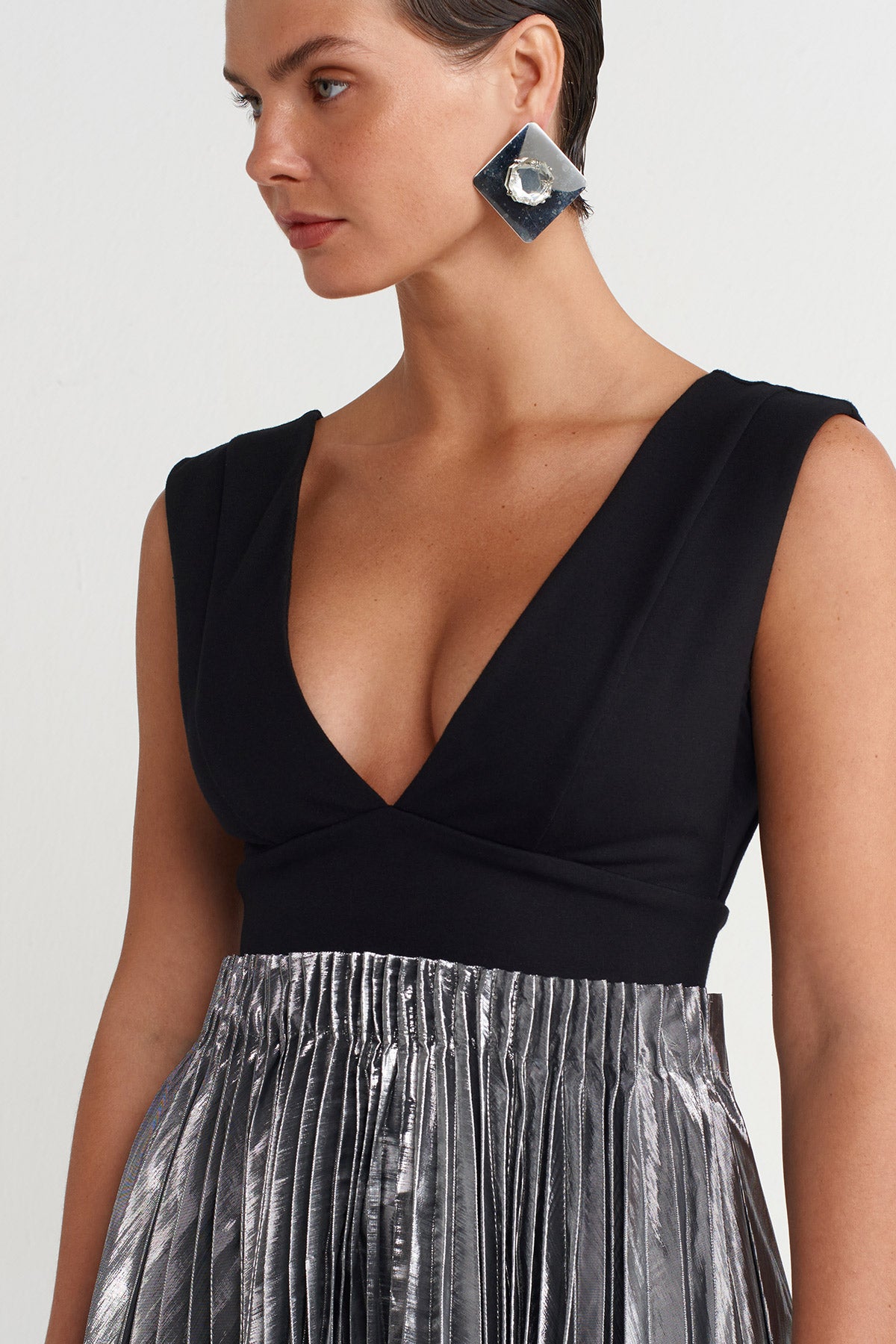 Black/Silver Deep V-Neck Pleated Dress-K254014013