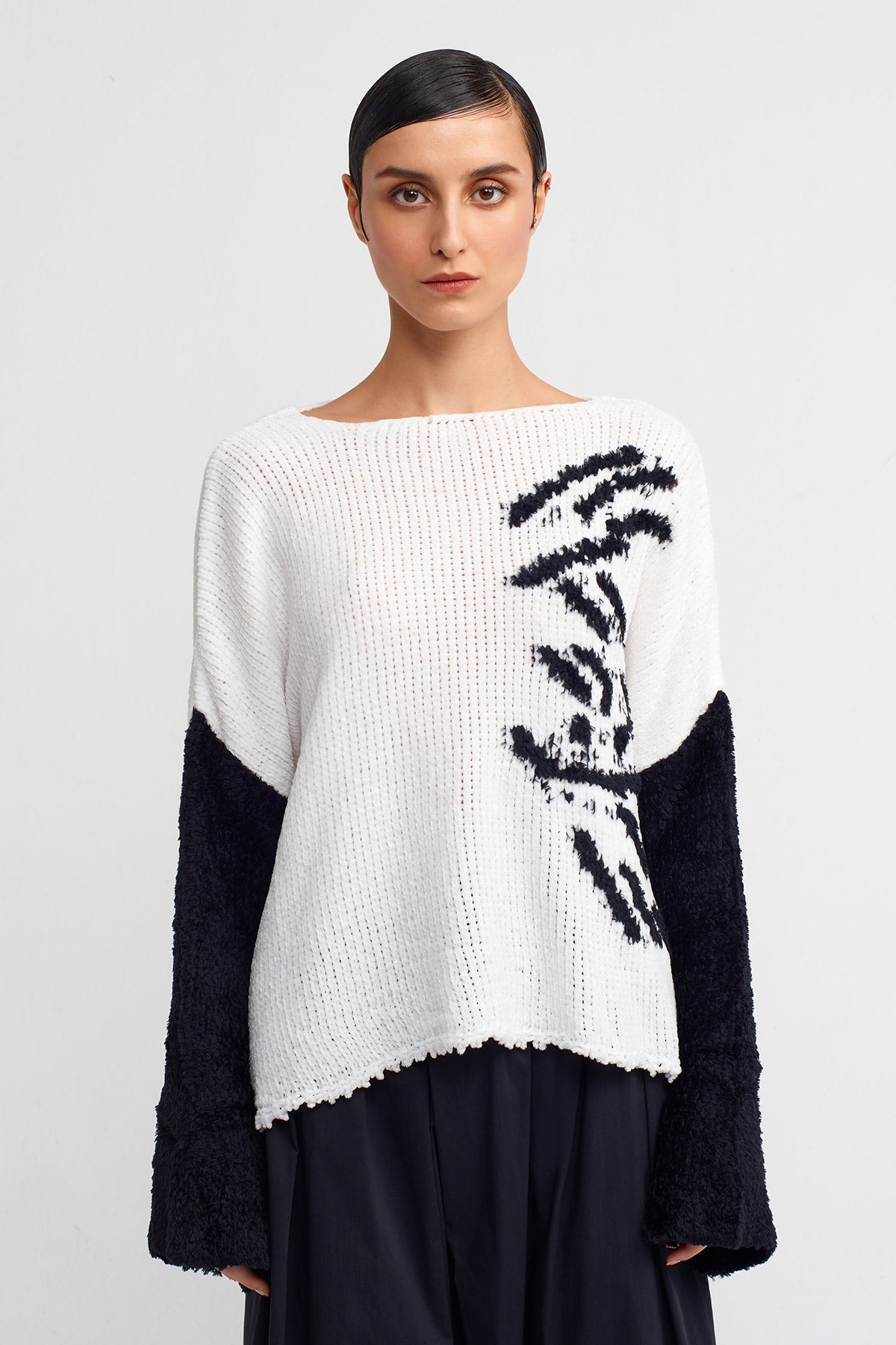 White / Black Two-Tone Knit Sweater-Y241011028
