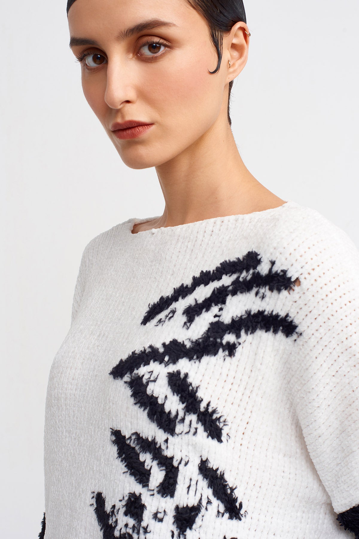 White / Black Two-Tone Knit Sweater-Y241011028