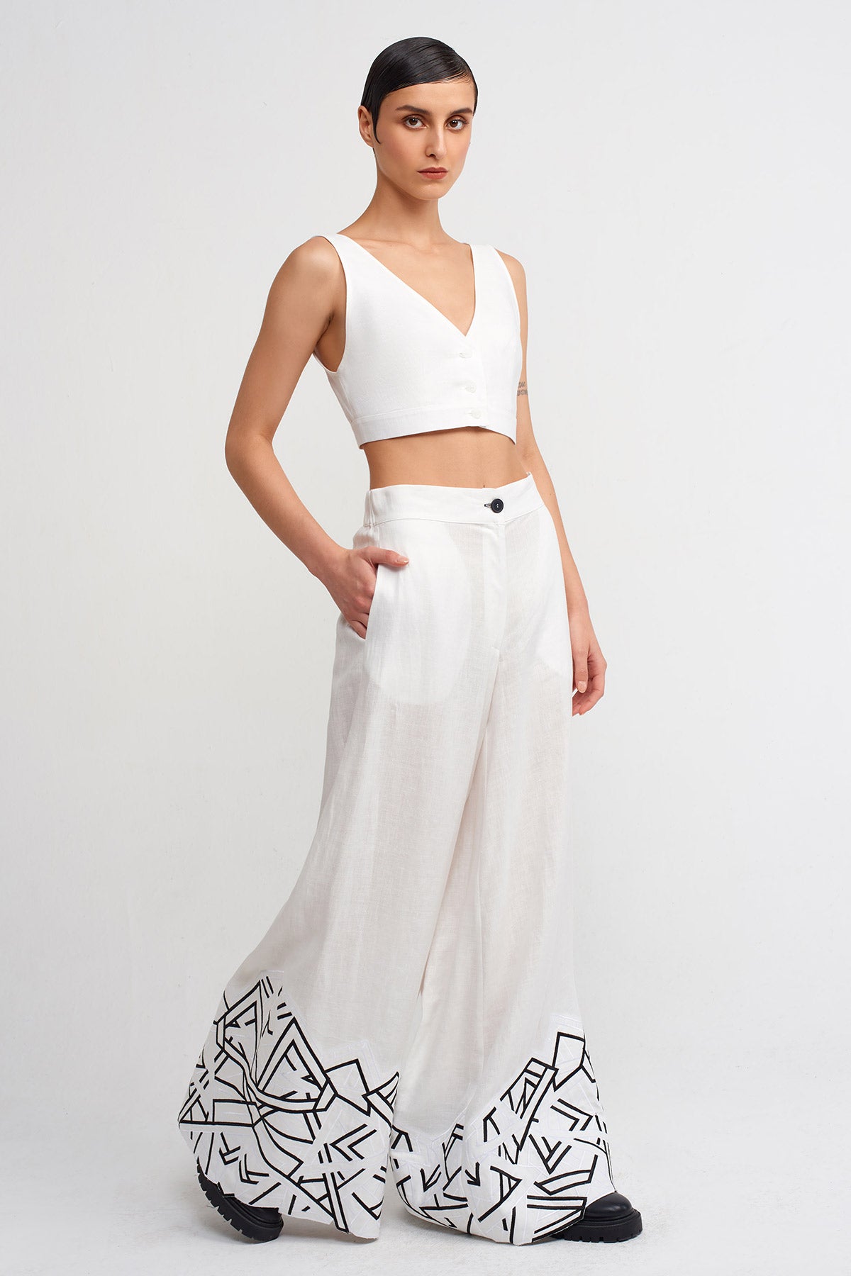 White / Black Embroidered Pattern Wide-Leg Pants-Y243013012