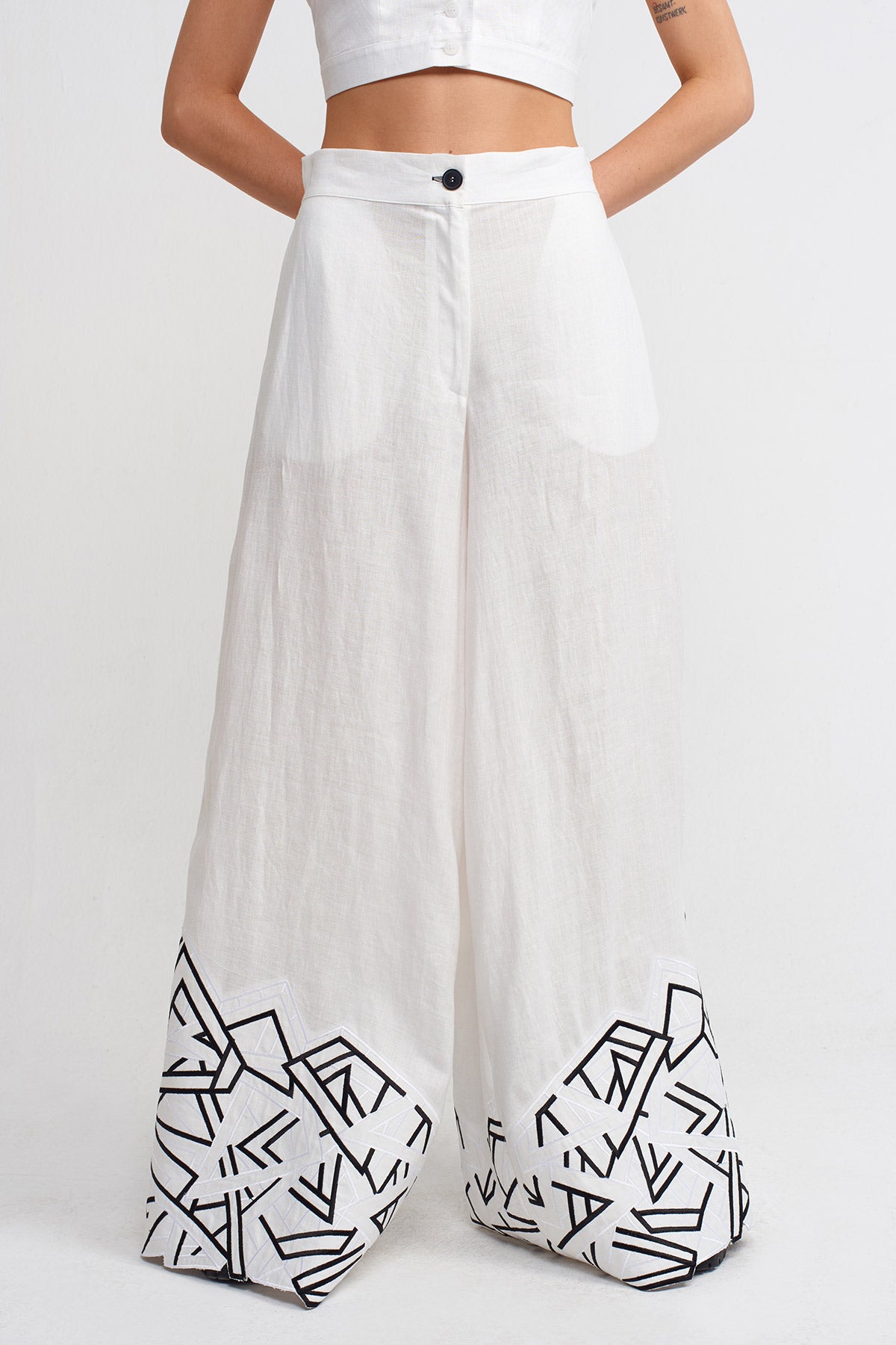 White / Black Embroidered Pattern Wide-Leg Pants-Y243013012