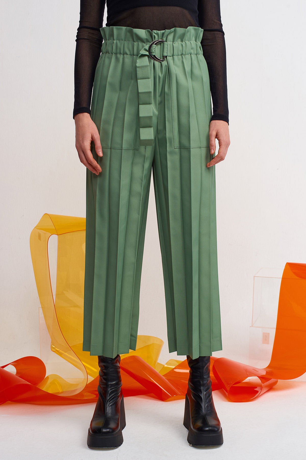 Leaf Thick Pleated Pants with Belt Detail-Y243013030