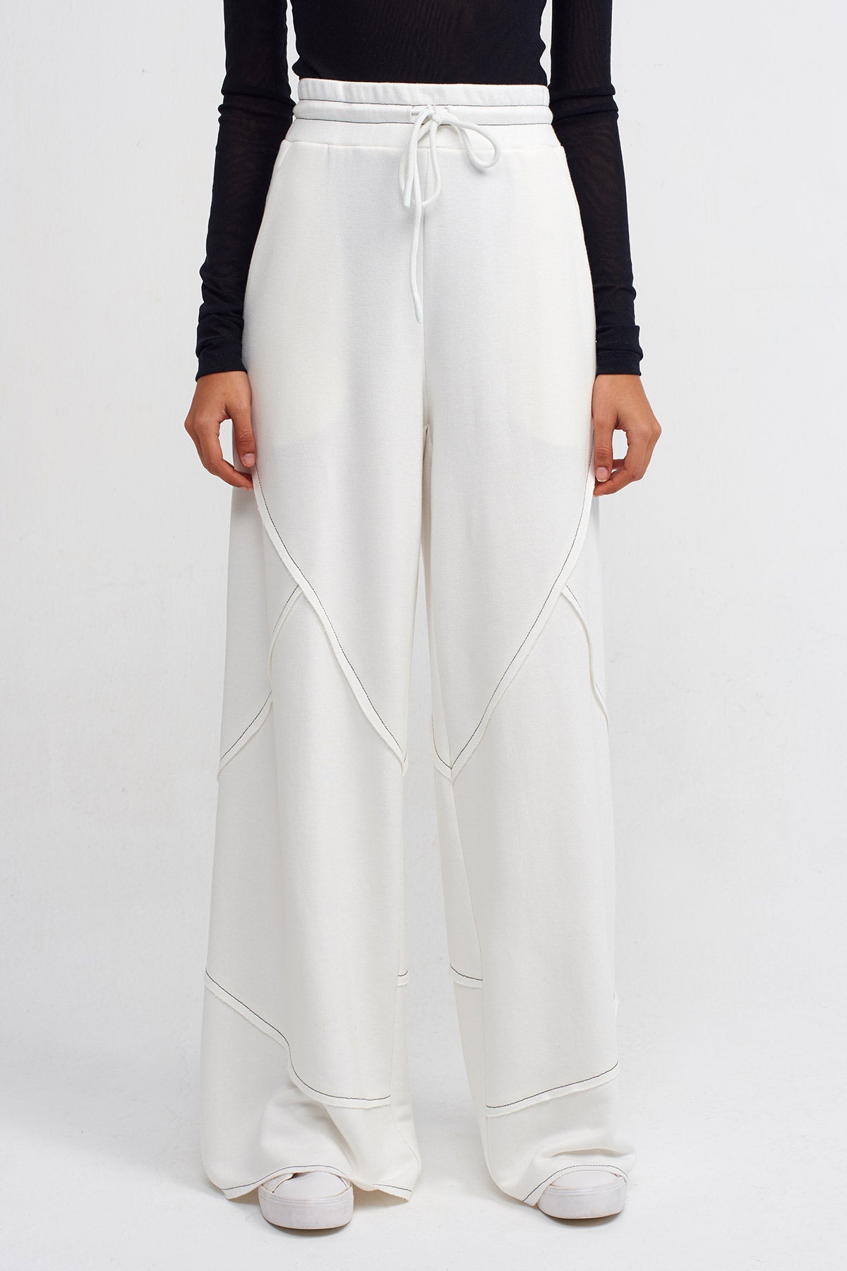 Off White Wide Leg With Contrast Stitching Trousers-Y243013040