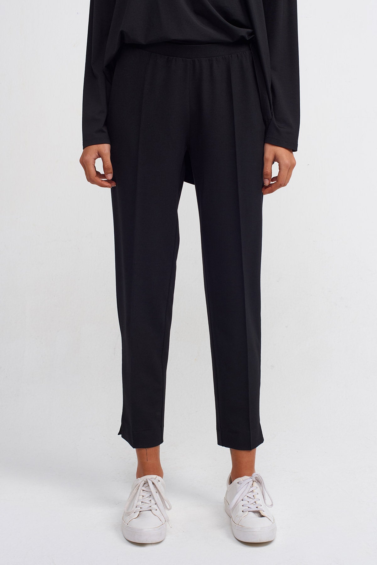 Black Slim Fit Lounge Trousers-Y243013041