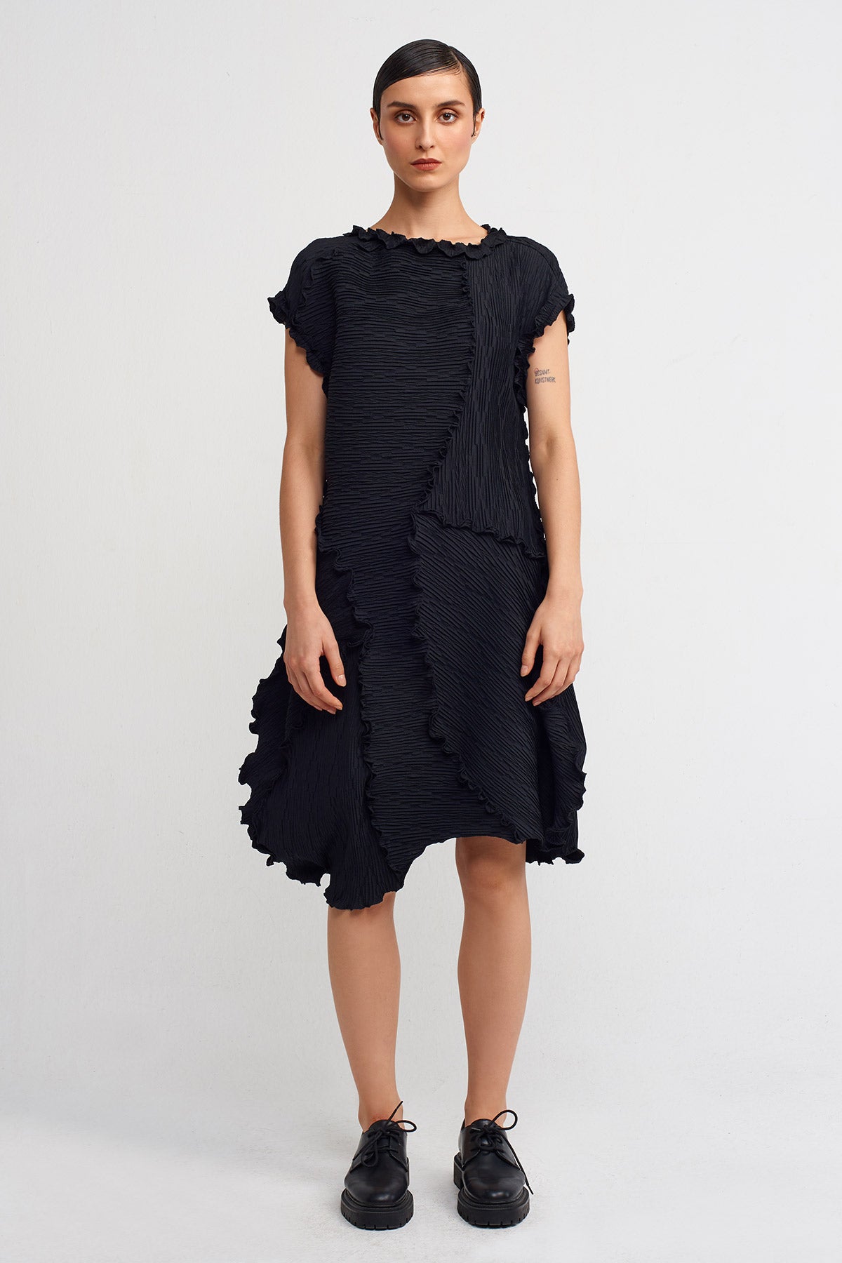 Black Sleeveless Dress with Stitch Details-Y244014037