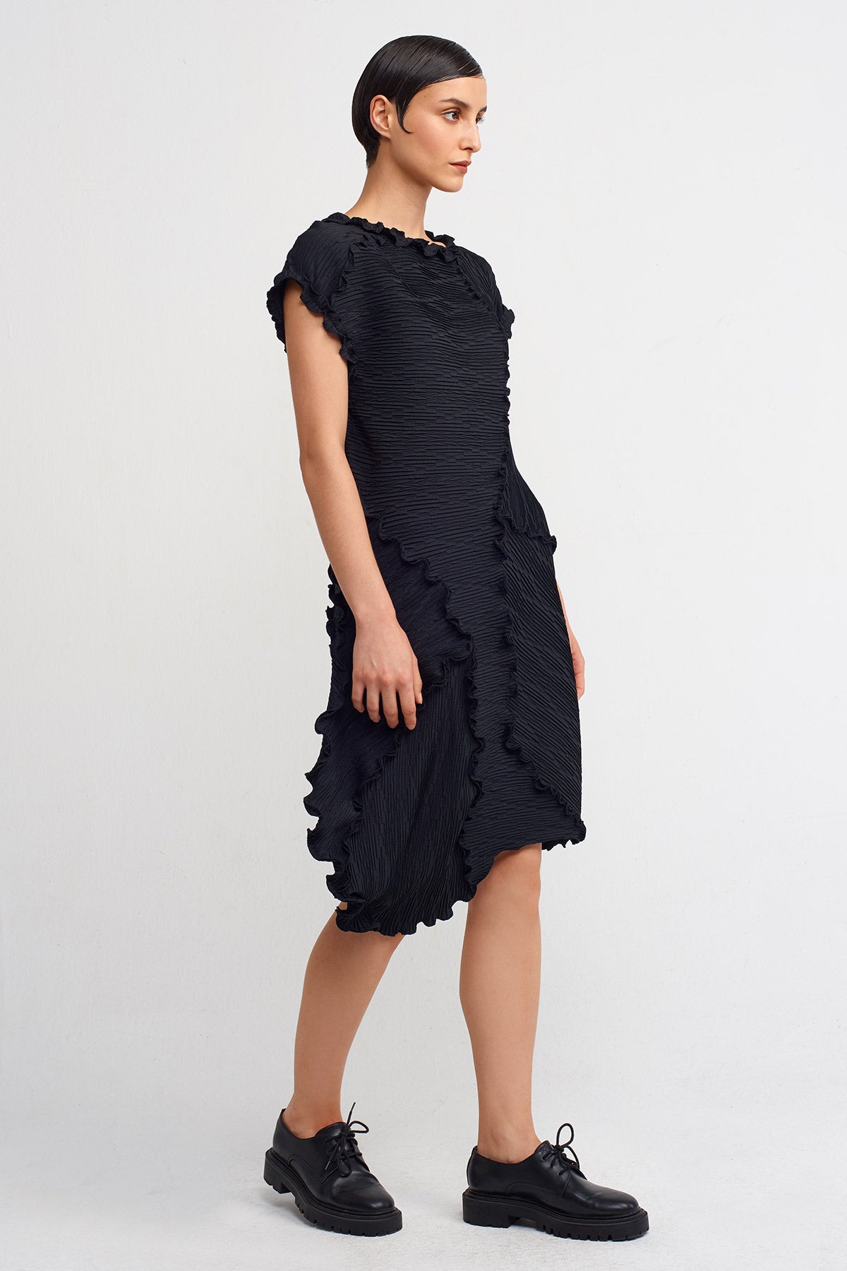 Black Sleeveless Dress with Stitch Details-Y244014037