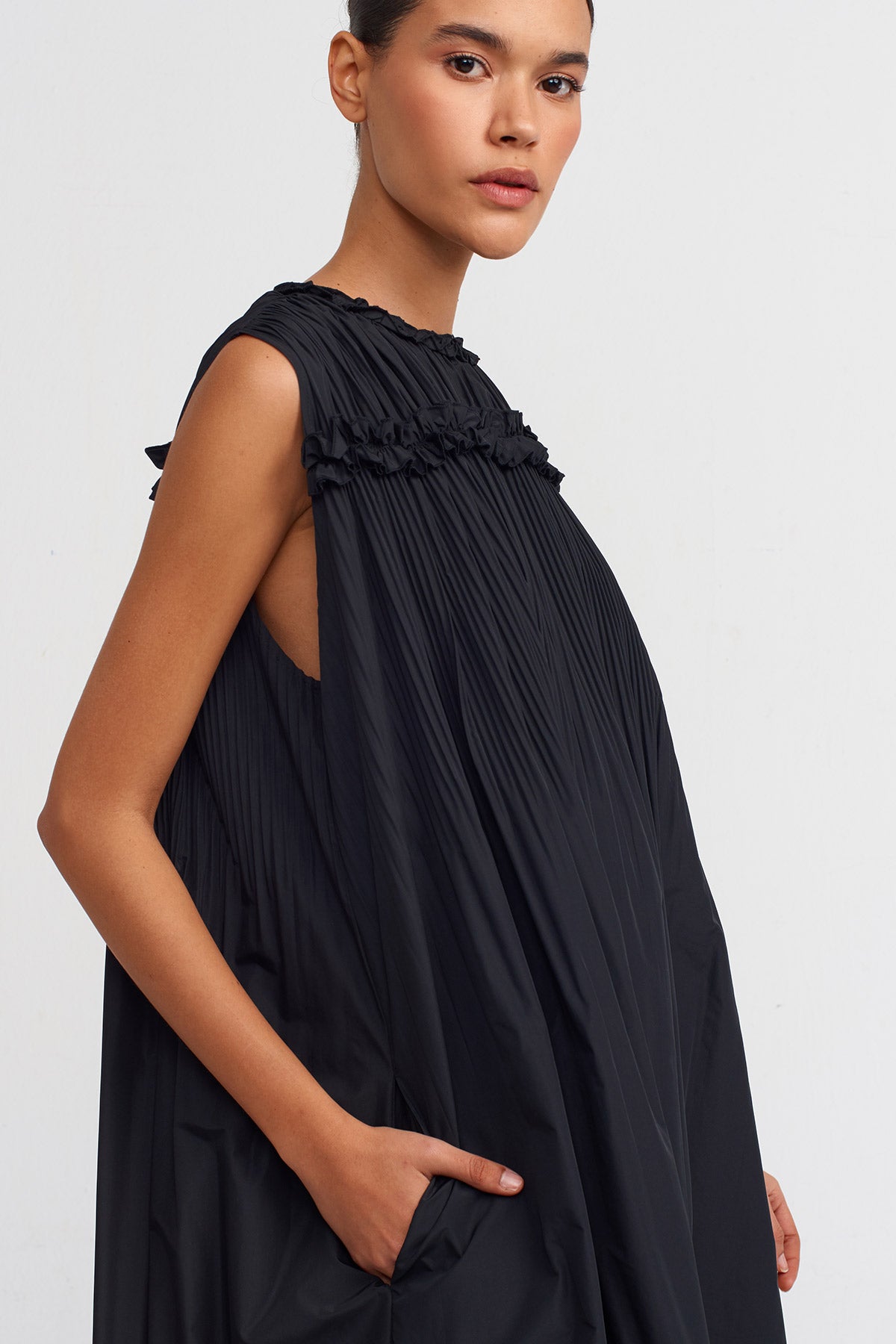 Black Sleeveless Pleated Taffeta Dress-Y244014047