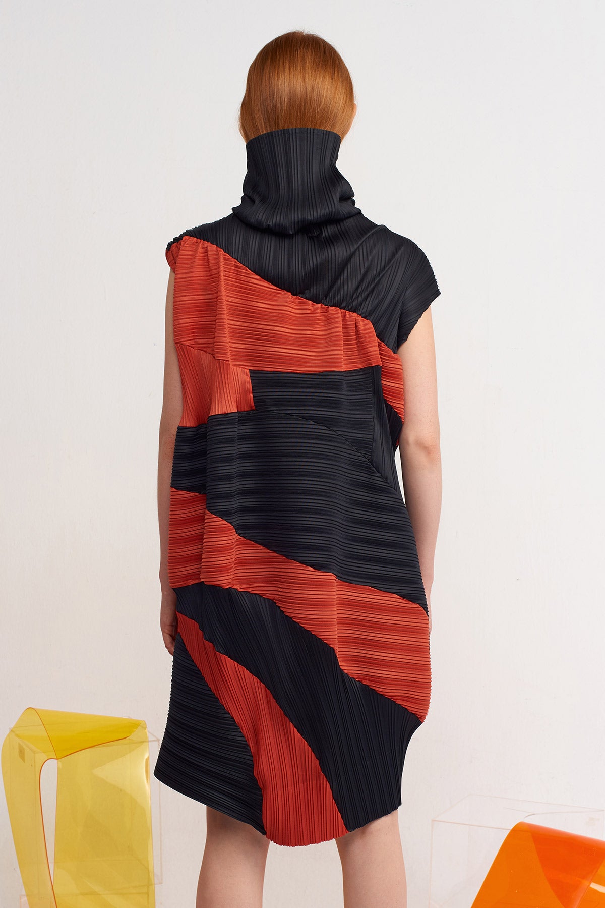 Black/Tile Color-Blocked Pleated Short Dress-Y244014071