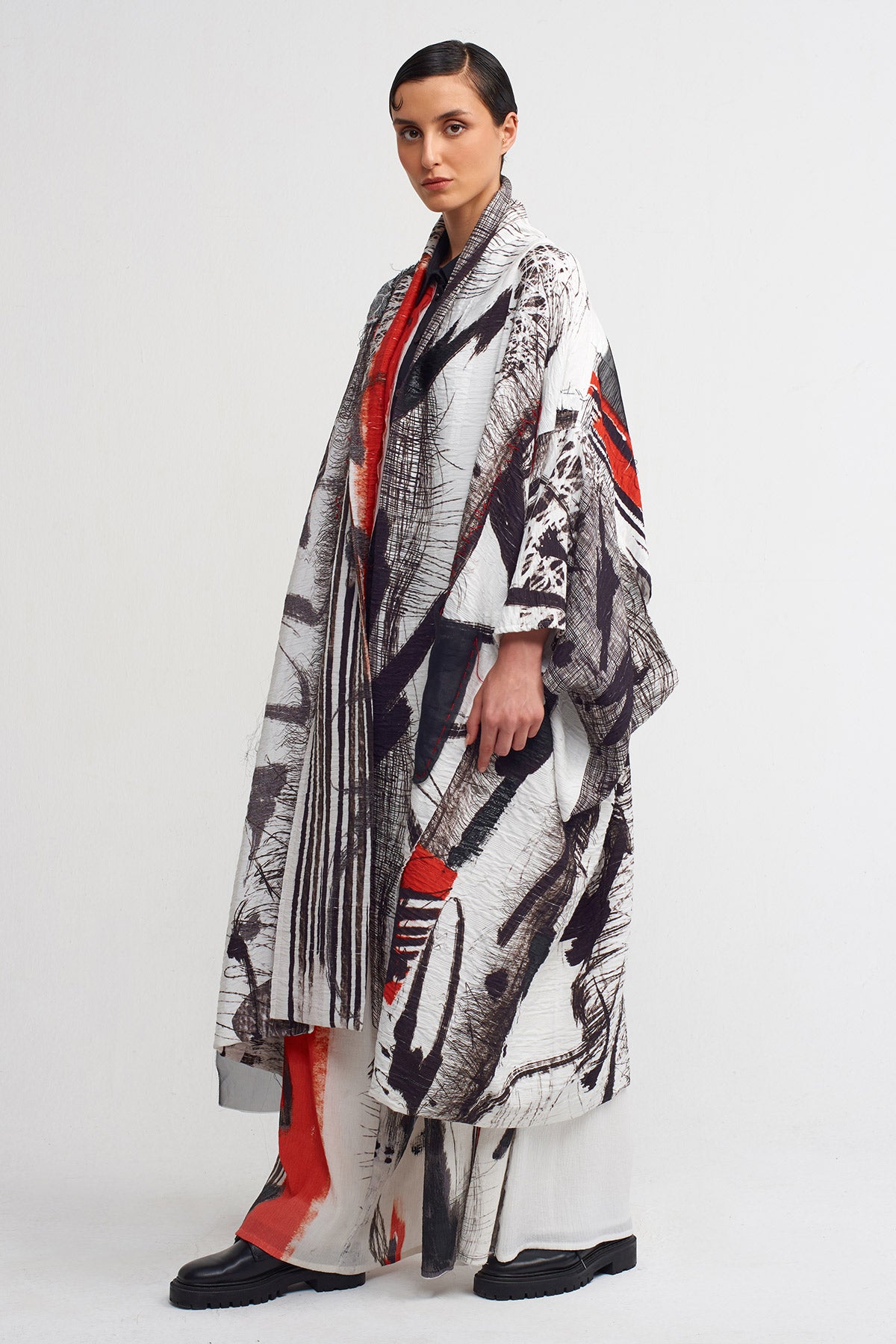 White / Black Patterned Printed Kimono-Y245015012