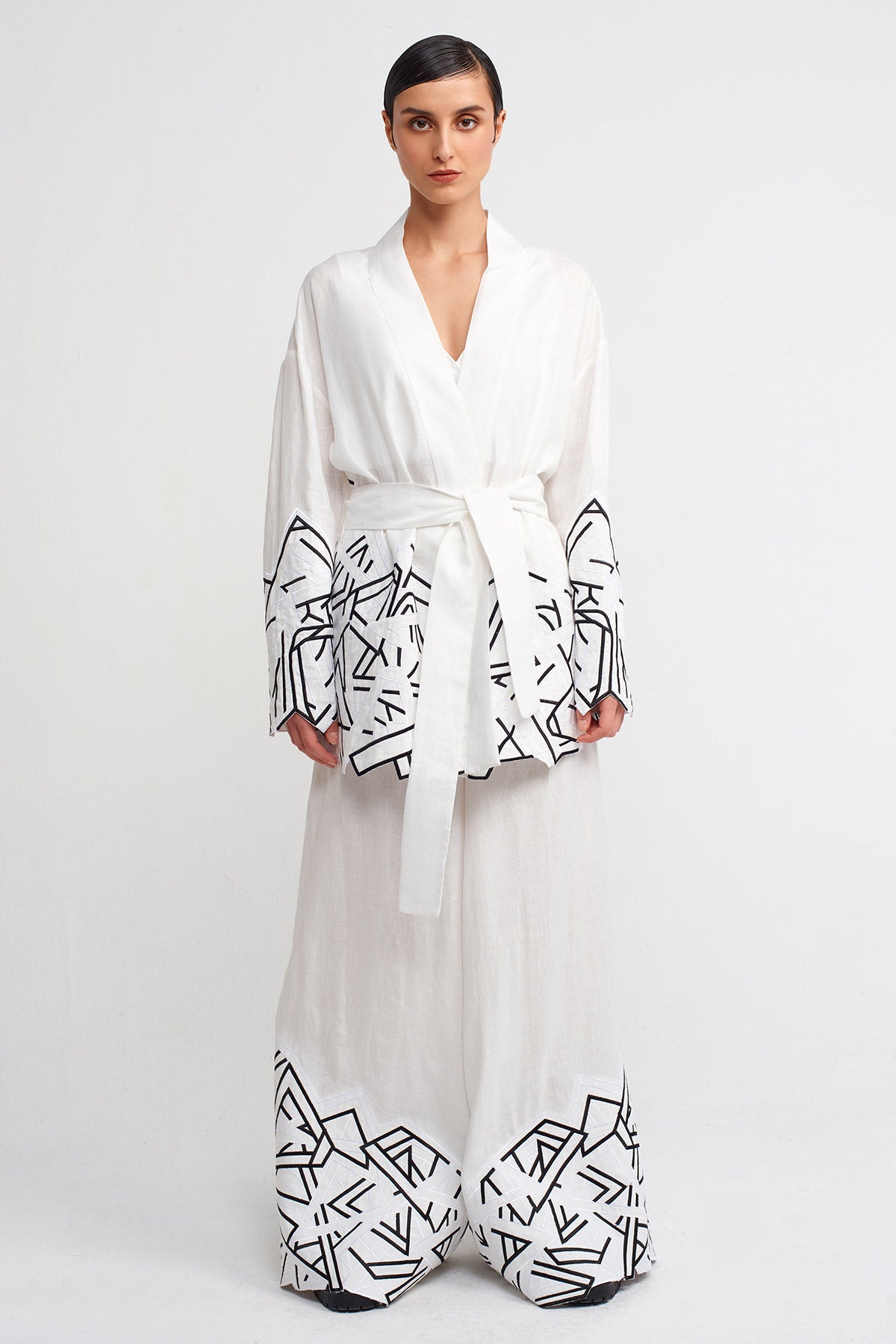 White / Black Embroidered Short Kimono with Hem Details-Y245015019