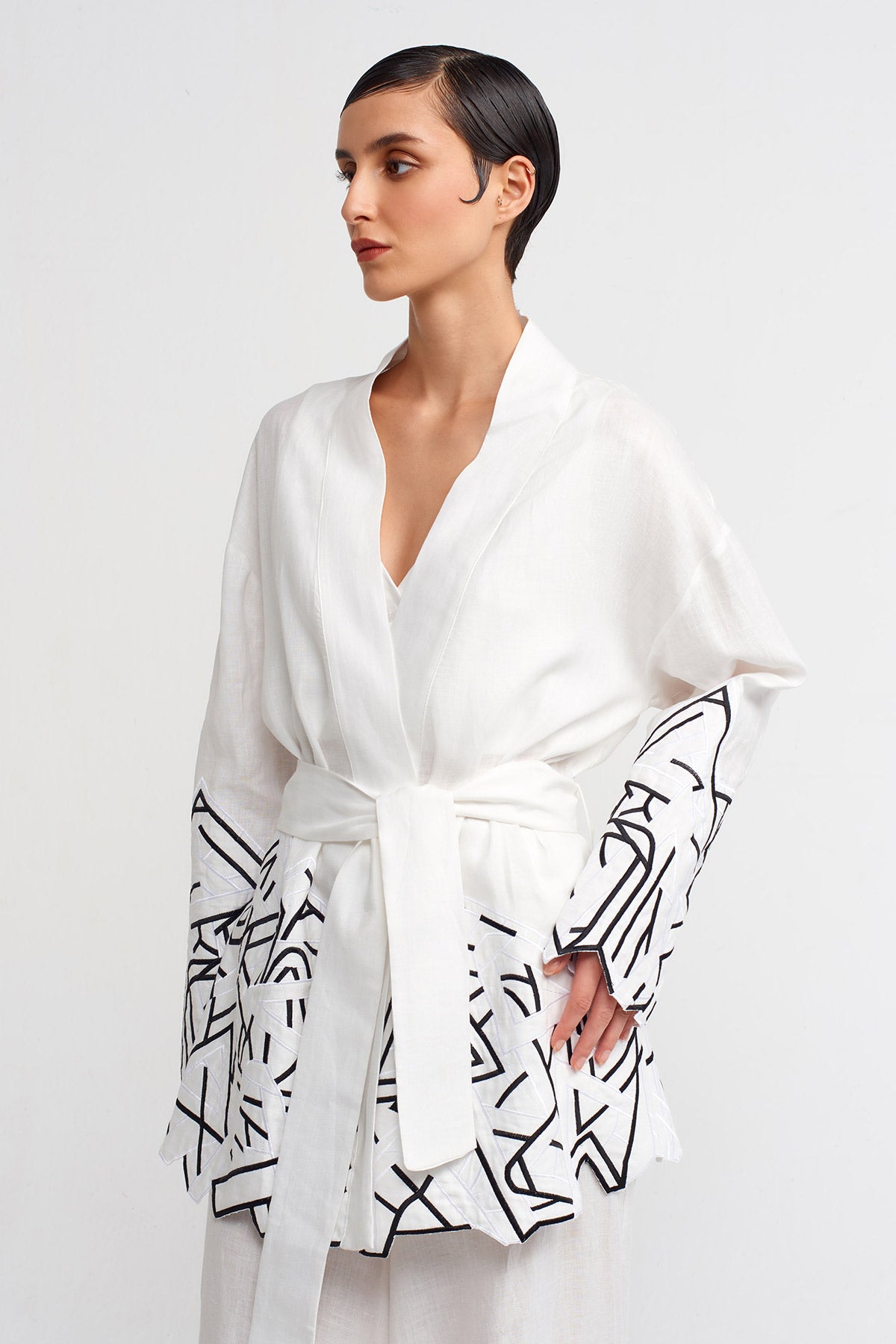 White / Black Embroidered Short Kimono with Hem Details-Y245015019
