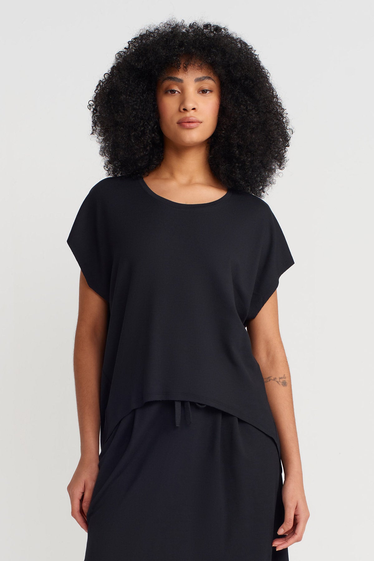 Black Long Back T-Shirt-Y251011143