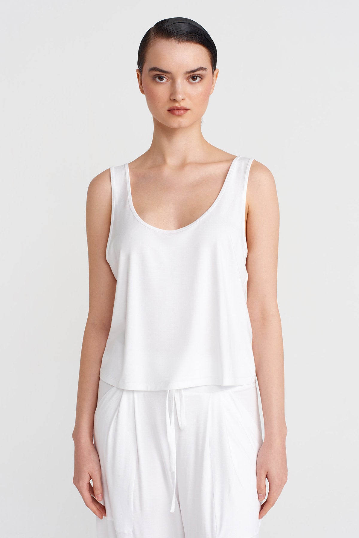 Off White Loose Cropped Tank Top-Y251011146