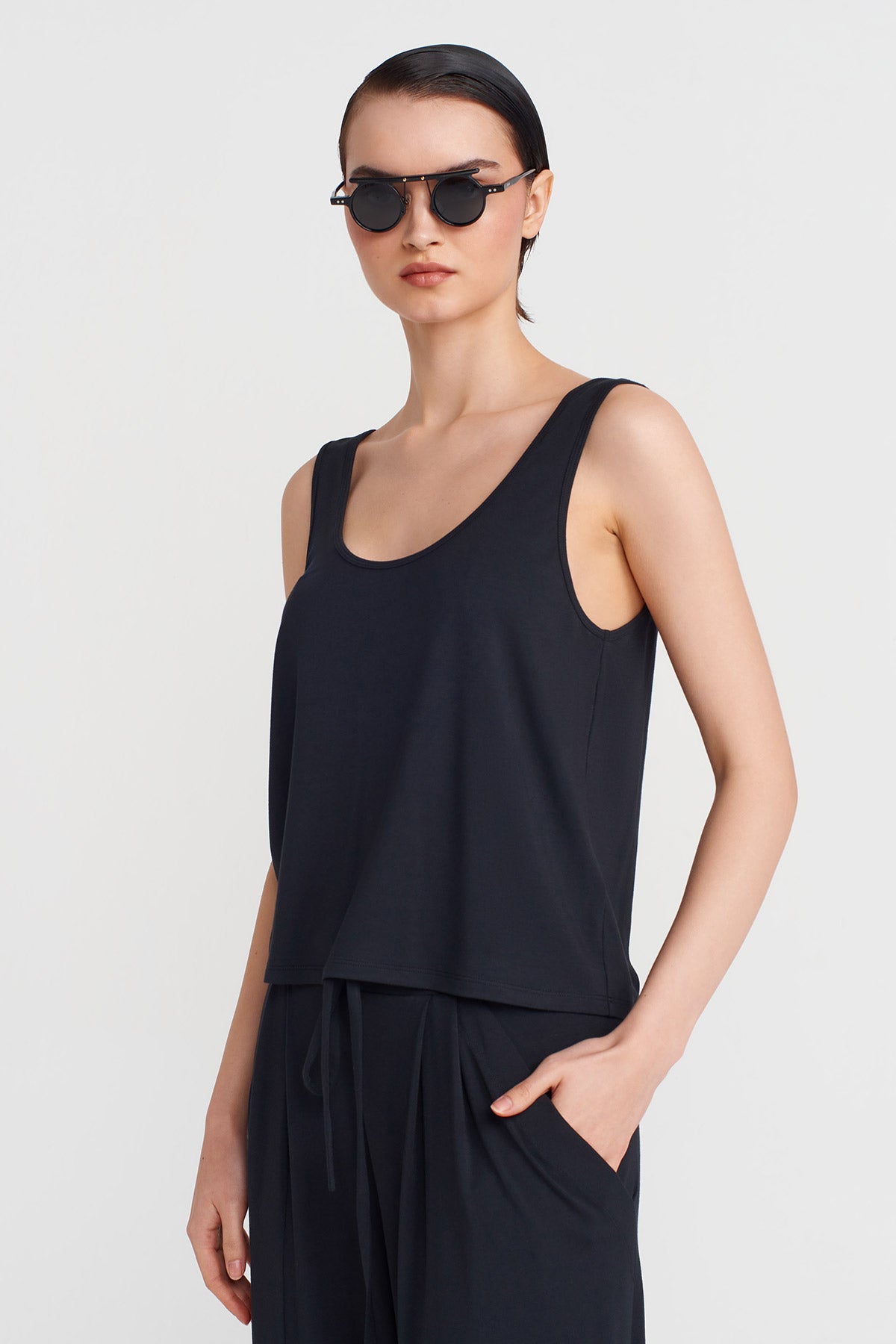 Black Loose Cropped Tank Top-Y251011146
