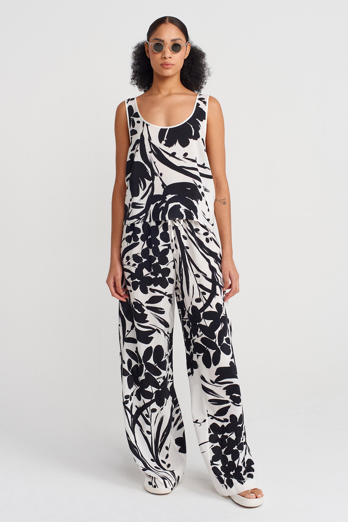 Off White/Black Patterned Sleeveless Blouse-Y251011160