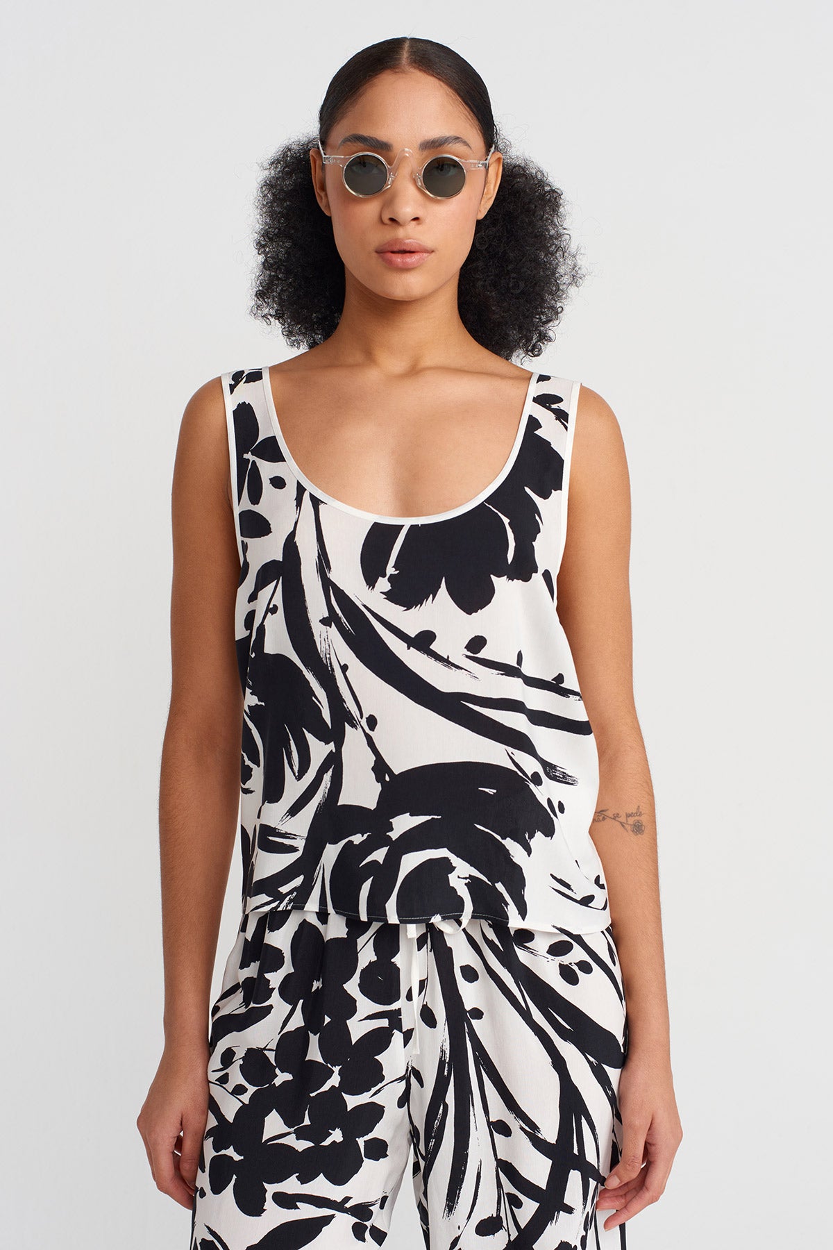 Off White/Black Patterned Sleeveless Blouse-Y251011160