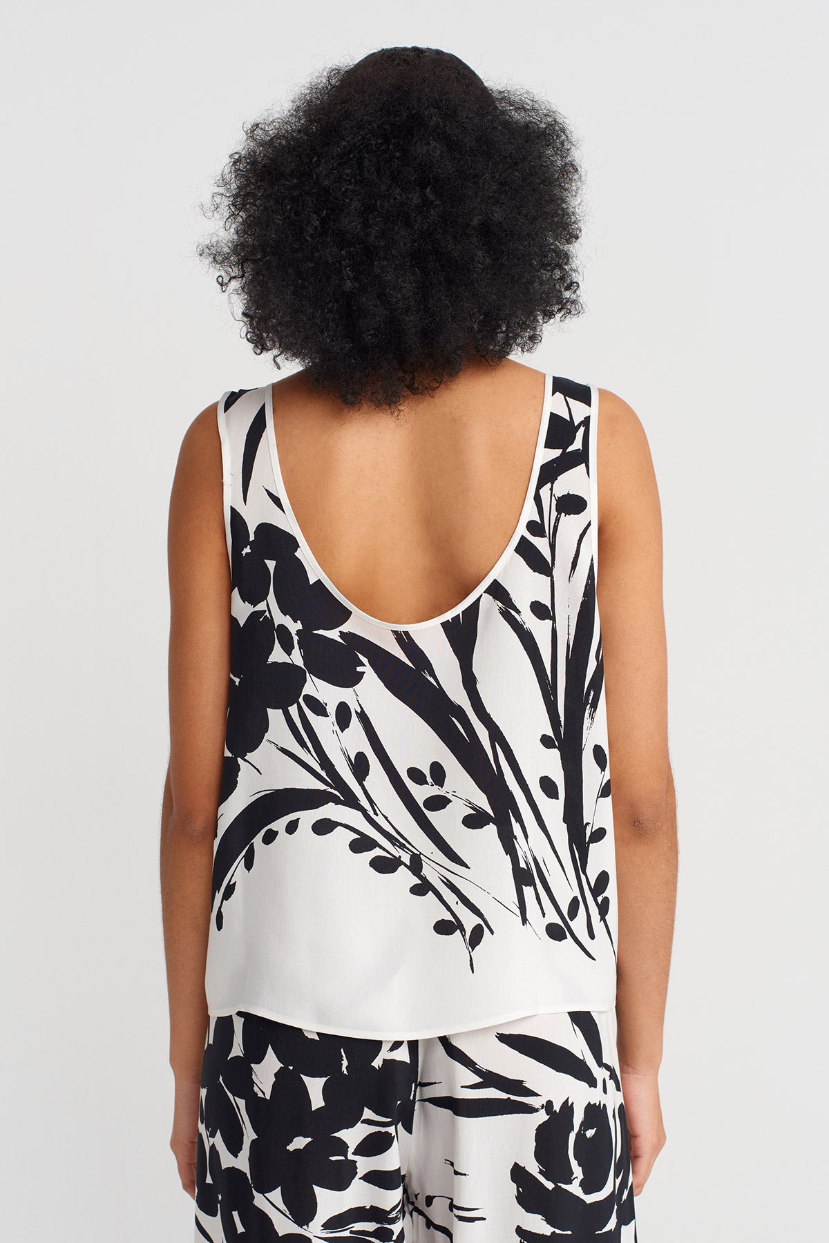 Off White/Black Patterned Sleeveless Blouse-Y251011160