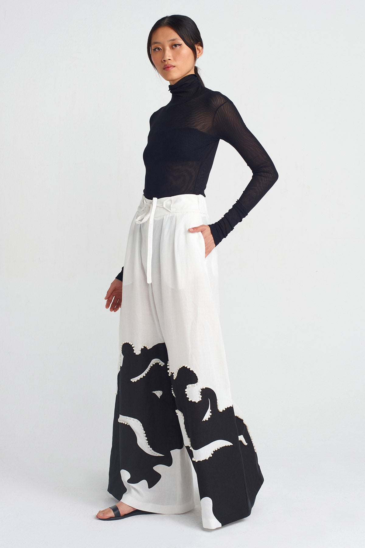 White / Black Printed and Pearl Embellished Pants-Y253013052