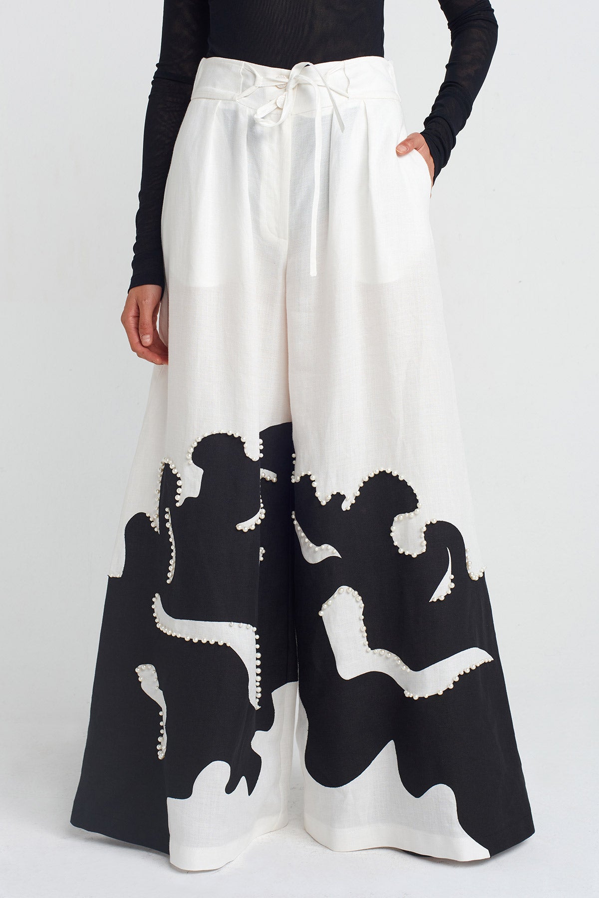 White / Black Printed and Pearl Embellished Pants-Y253013052