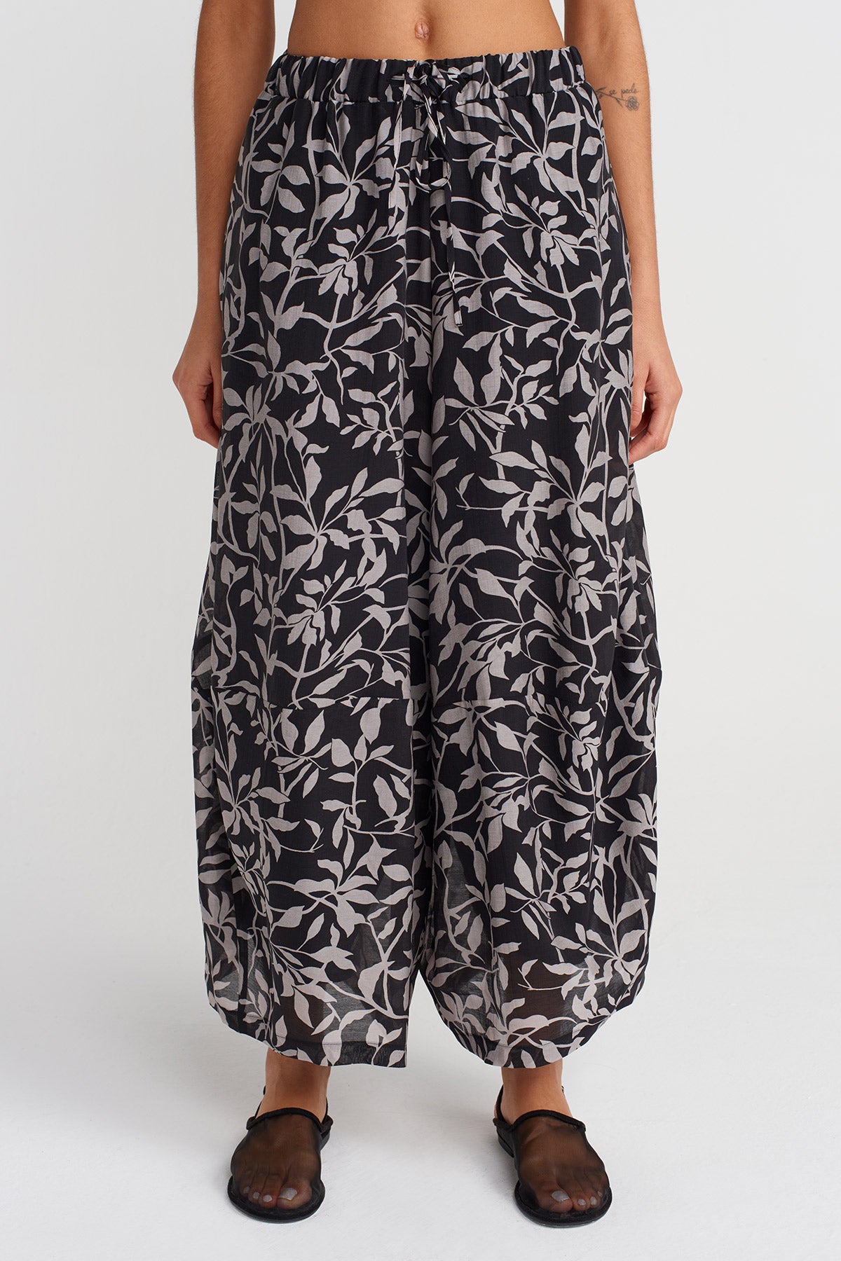 Black/Milk Floral Voile Wide-Leg Trousers-Y253013088